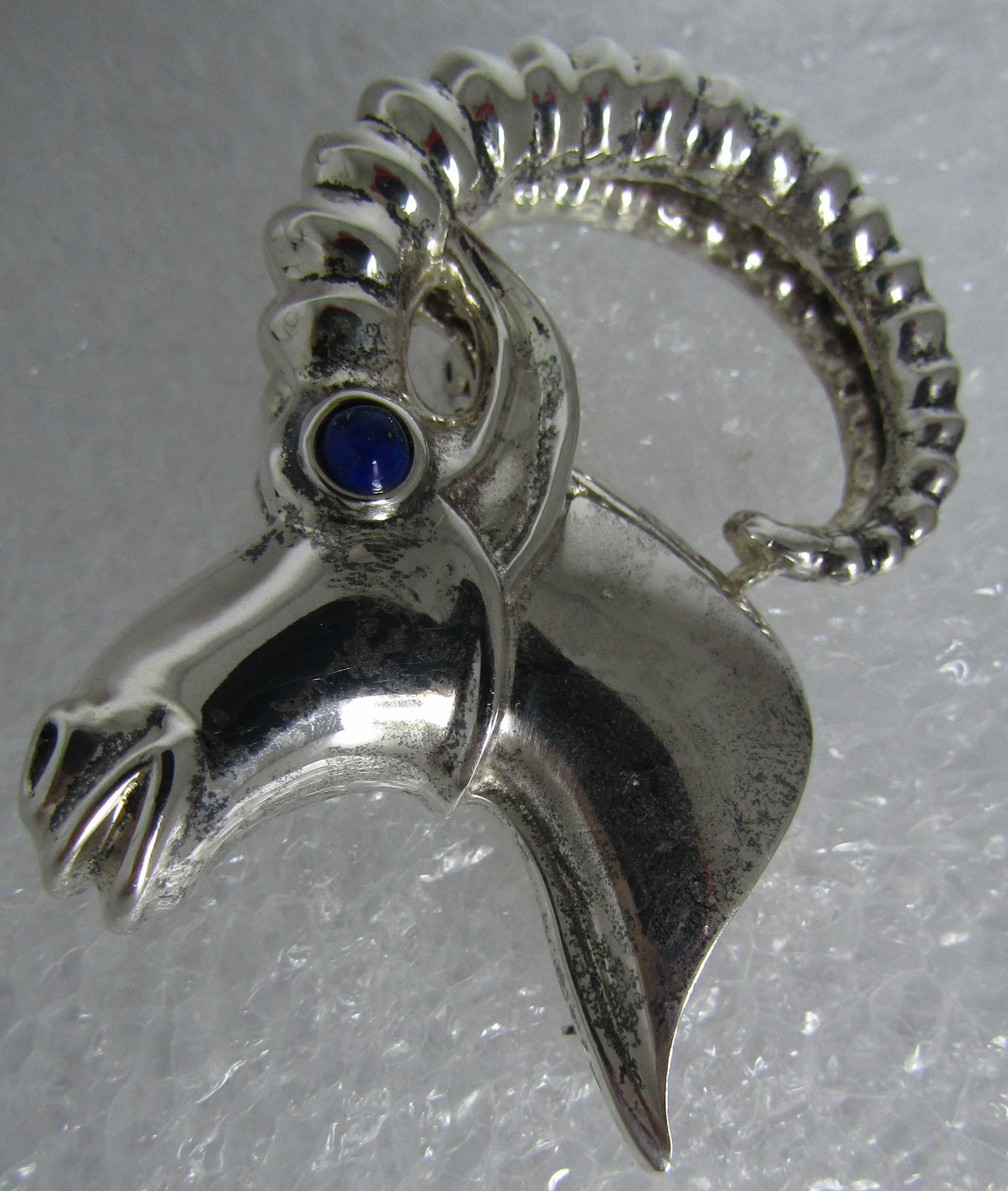 MMA SHM LAPIS PIN PENDANT AIRE RAM STERLING SILVER: METROPOLITAN MUSEUM OF ART 3D RAM HEAD WITH LAPIS LAZULI. MEASURES 56MM BY 56MM. WEIGHS 19.5 GRAMS STERLING SILVER. EXCELLENT CONDITION. USA SHIPPING $5.