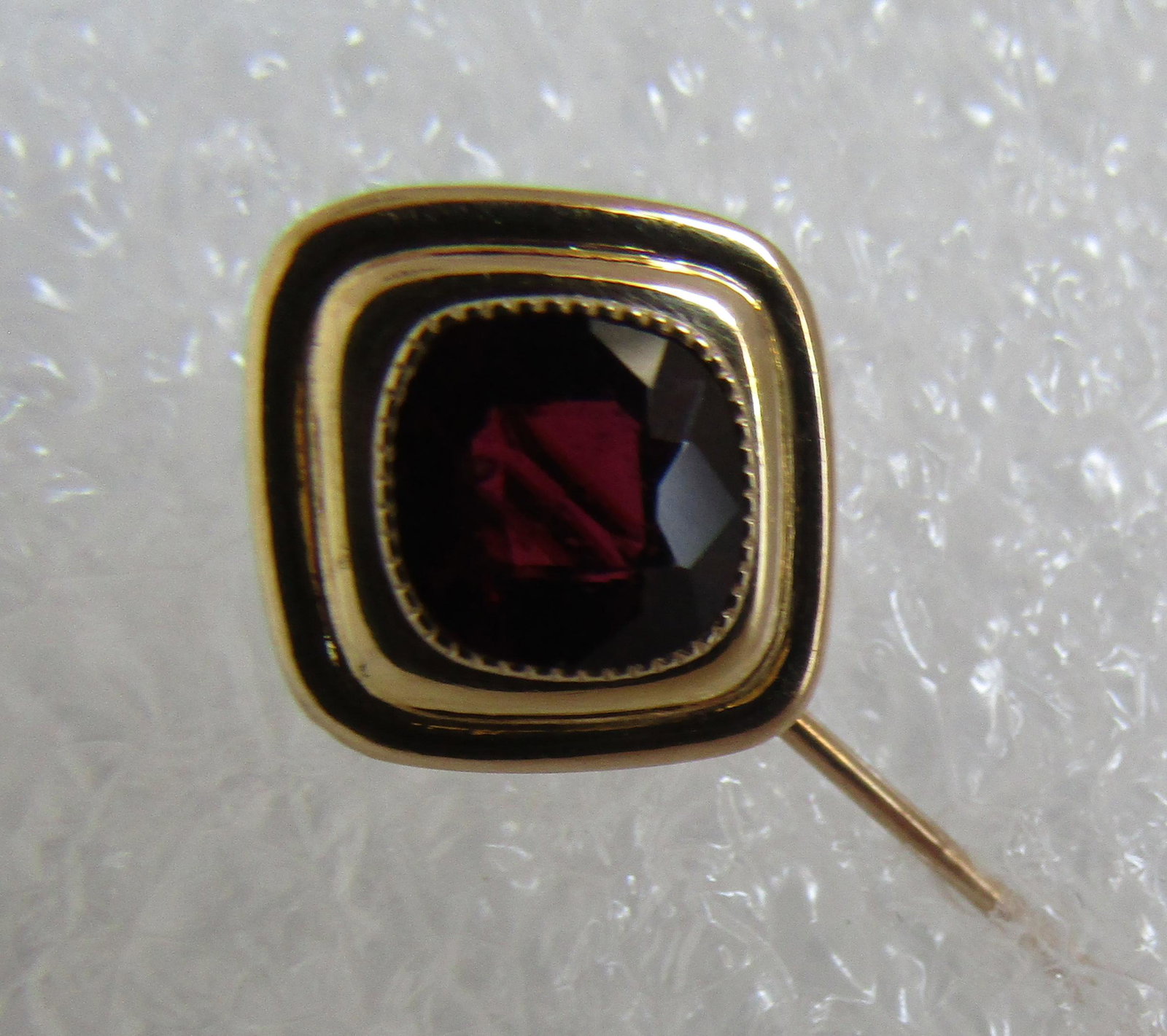 2CT RHODOLITE GARNET 14K GOLD STICK PIN VICTORIAN: ANTIQUE HALLMARKED AND TESTED 14K. GEM RUBY COLORED 2 CARAT GARNET. PIN MEASURES 58MM BY 14MM. EXCELLENT CONDITION. WEIGHS 1.5GRAMS OF 14K YELLOW GOLD. USA SHIPPING $5.