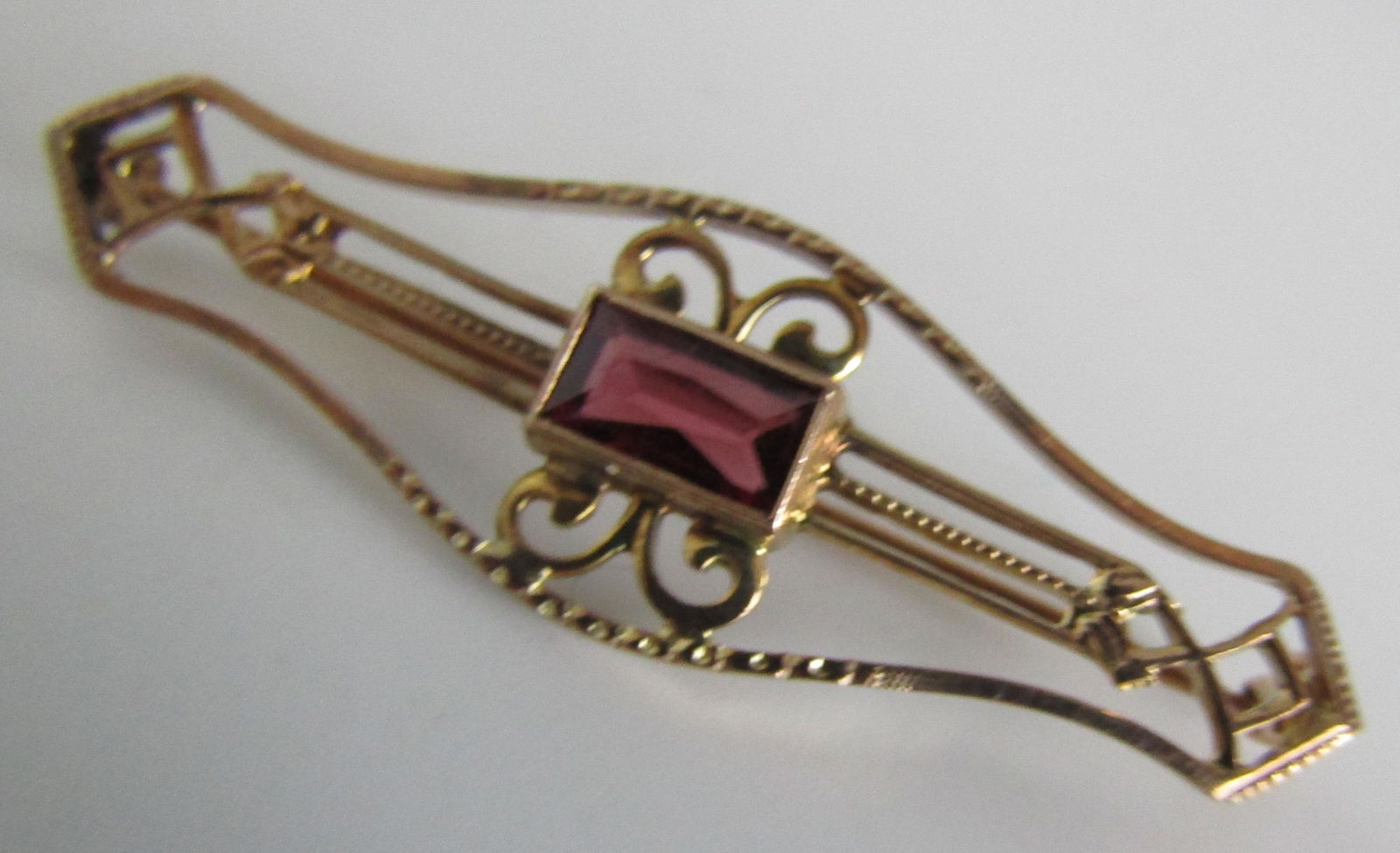 GARNET FILIGREE PIN 10K GOLD BROOCH VICTORIAN: EDWARDIAN ANTIQUE MARKED AND TESTED "10K" MEASURES 40MM BY 13MM. WEIGHS 2.1GRAMS OF 10K YELLOW GOLD. USA SHIPPING $5.