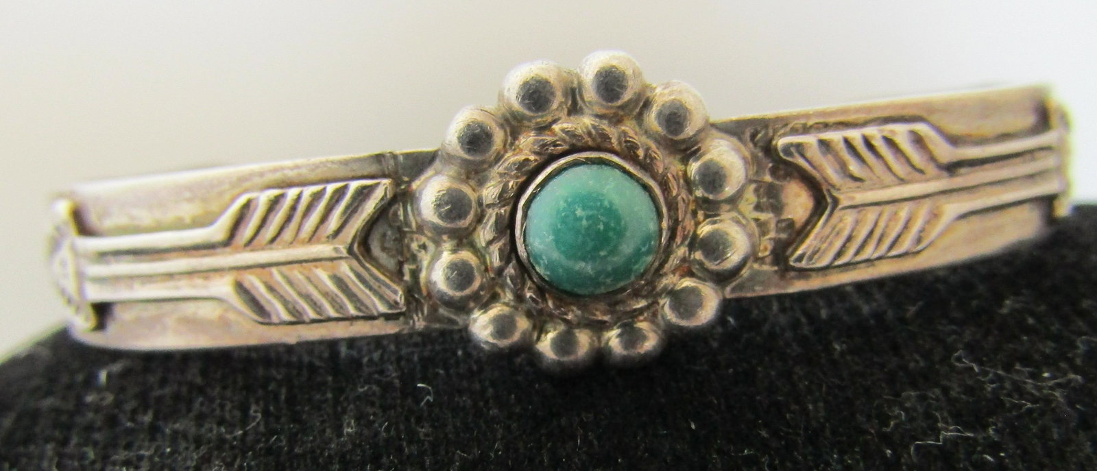 SILVER ARROW TURQUOISE CUFF BRACELET STERLING: SMALL FRED HARVEY ERA SIGNED "STERLING SILVER ARROW" OLD PAWN NATIVE AMERICAN SOUTHWEST NAVAJO INDIAN JEWELRY. FITS A 6 INCH WRIST WITH A 39MM GAP. WEIGHS 7.7GRAMS. VINTAGE ESTATE EXCELLENT CONDITION.