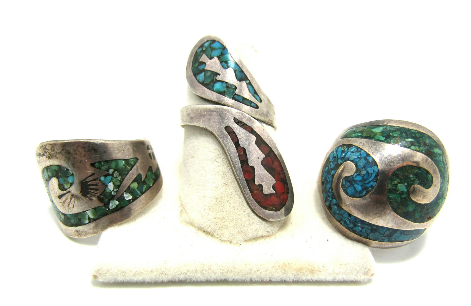 OLD PAWN TURQUOISE CORAL CHIP INLAY STERLING RINGS: LOT OF THREE VINTAGE INLAID TURQUOISE RINGS. ALL TESTED STERLING SILVER. RIGHT ONE SIGNED SCF TAXCO, OTHER TWO UNSIGNED UNMARKED. EITHER NATIVE AMERICAN OR MEXICAN. TOMMY SINGER STYLE. LEFT TWO RINGS 