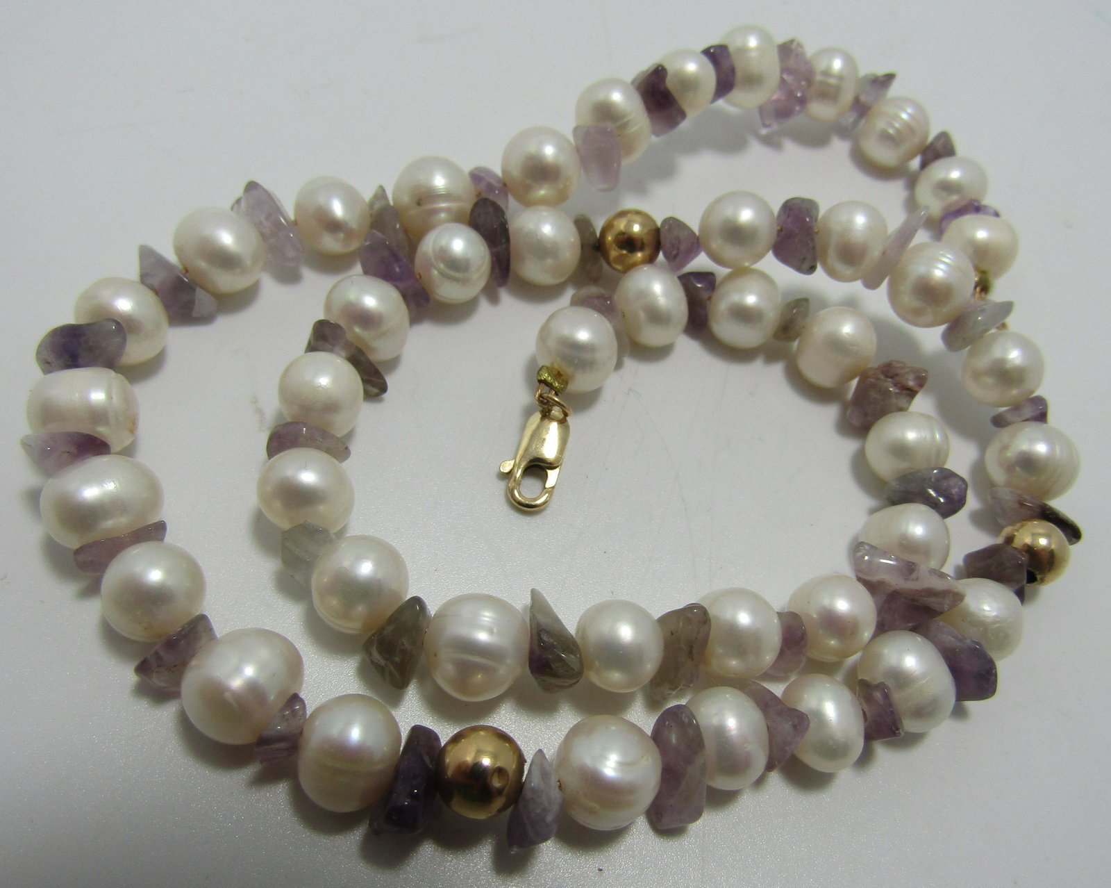 AMETHYST NUGGET & 7.5MM PEARL NECKLACE 14K GOLD: VINTAGE ESTATE 18 INCHES LONG. GENUINE PEARLS 7.5MM WITH AMETHYST NUGGETS. WEIGHS 31 GRAMS. 14K YELLOW GOLD BEADS & CATCH. EXCELLENT CONDITION. USA SHIPPING $5.