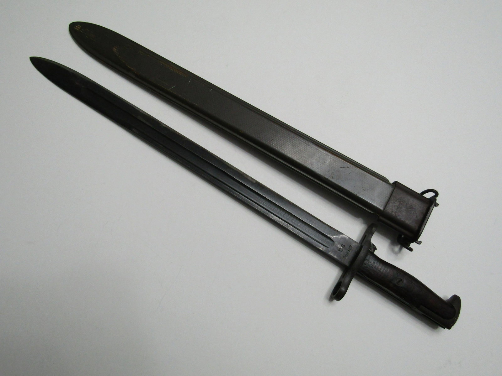 R I A 1918 US BAYONET WITH SHEATH: RIA BAYONET 20 1/2 INCH LONG WITH 16 INCH BLADE. WORKING SAFETY. US SHIPPING $20
