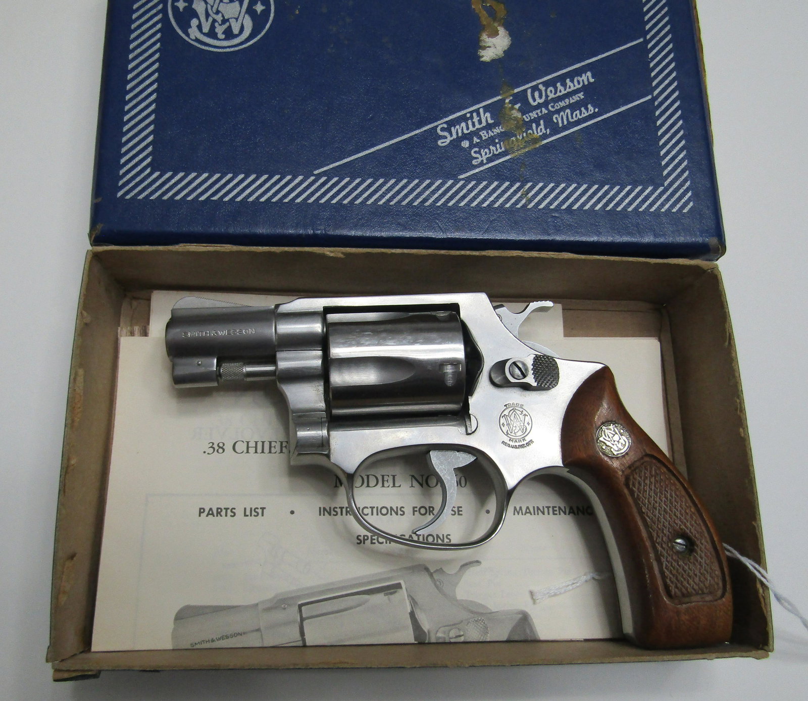 SMITH & WESSON 60 CHIEFS SPECIAL STAINLESS 38 2": S&W MODEL 60 IN 38 SPECIAL CHIEFS SPECIAL STAINLESS2 INCH BARREL WITH BOX AND PAPERS FROM 1981. SERIAL R292422 USA FFL SHIPPING $60