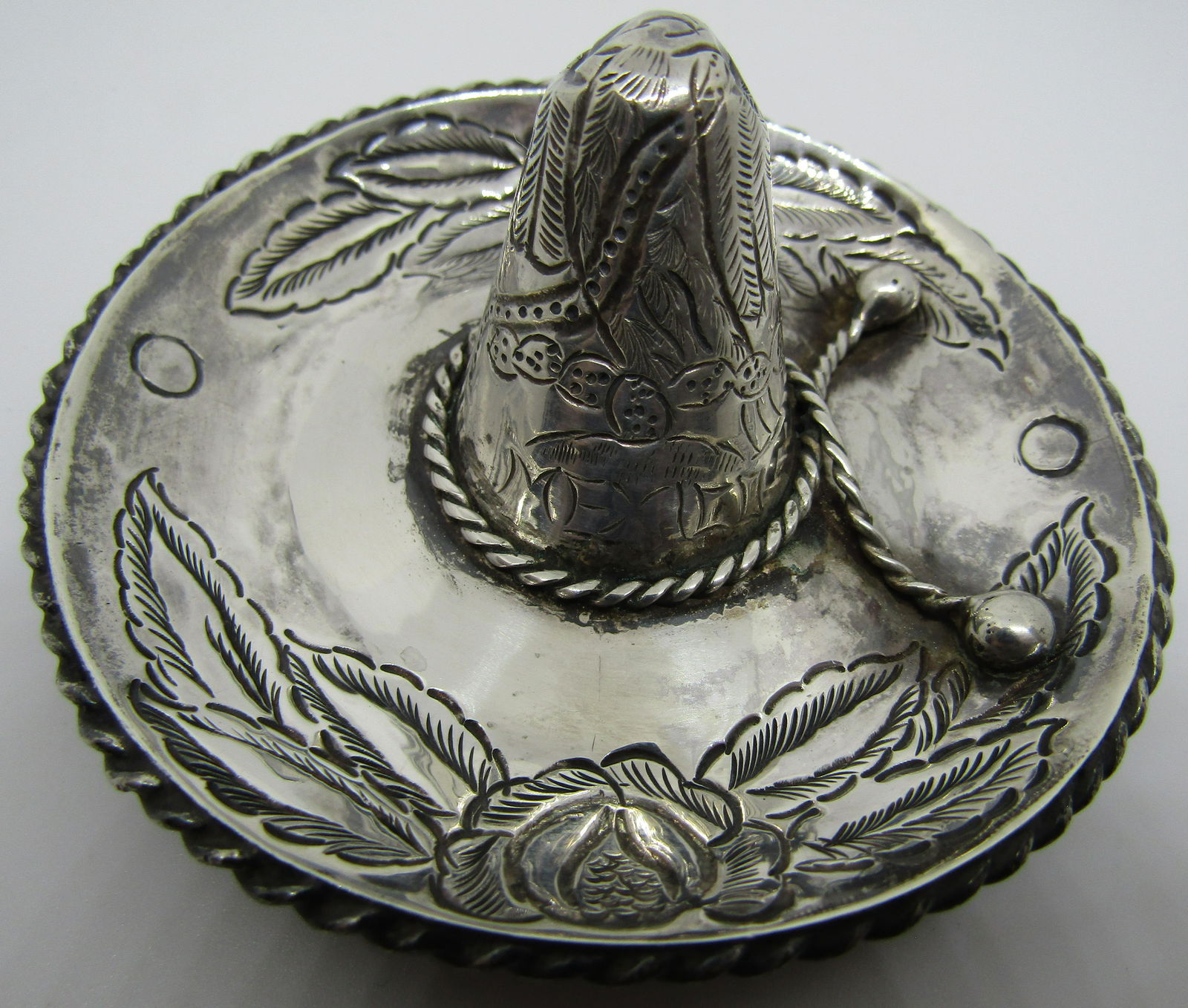 JMR MEXICO STERLING SILVER SOMBRERO PAPERWEIGHT: HAT DISH WEIGHS 38.1 GRAMS. MEASURES 3.25 INCHES WIDE. VINTAGE ESTATE WORK OF ART WITH HUNDREDS OF USES......ASHTRAY, PAPERCLIP HOLDER, BOWL, VANITY RING OR JEWELRY TRAY.......... MARKED JMR MEXICO 92