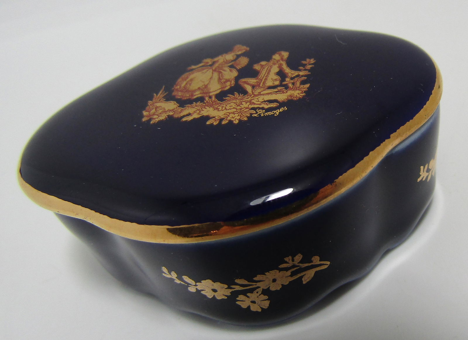 FM LIMOGES FRANCE PEINT MAIN COBALT BLUE GOLD BOX: Limoges France Porcelain Trinket Box F.M Fontanille & Marraud COURTING COUPLE MINIATURE TRINKET / JEWELRY/ PILL BOX. MEASURES 2.25" WIDE BY 1" TALL. EXCELLENT CONDITION. USA SHIPPING $5.