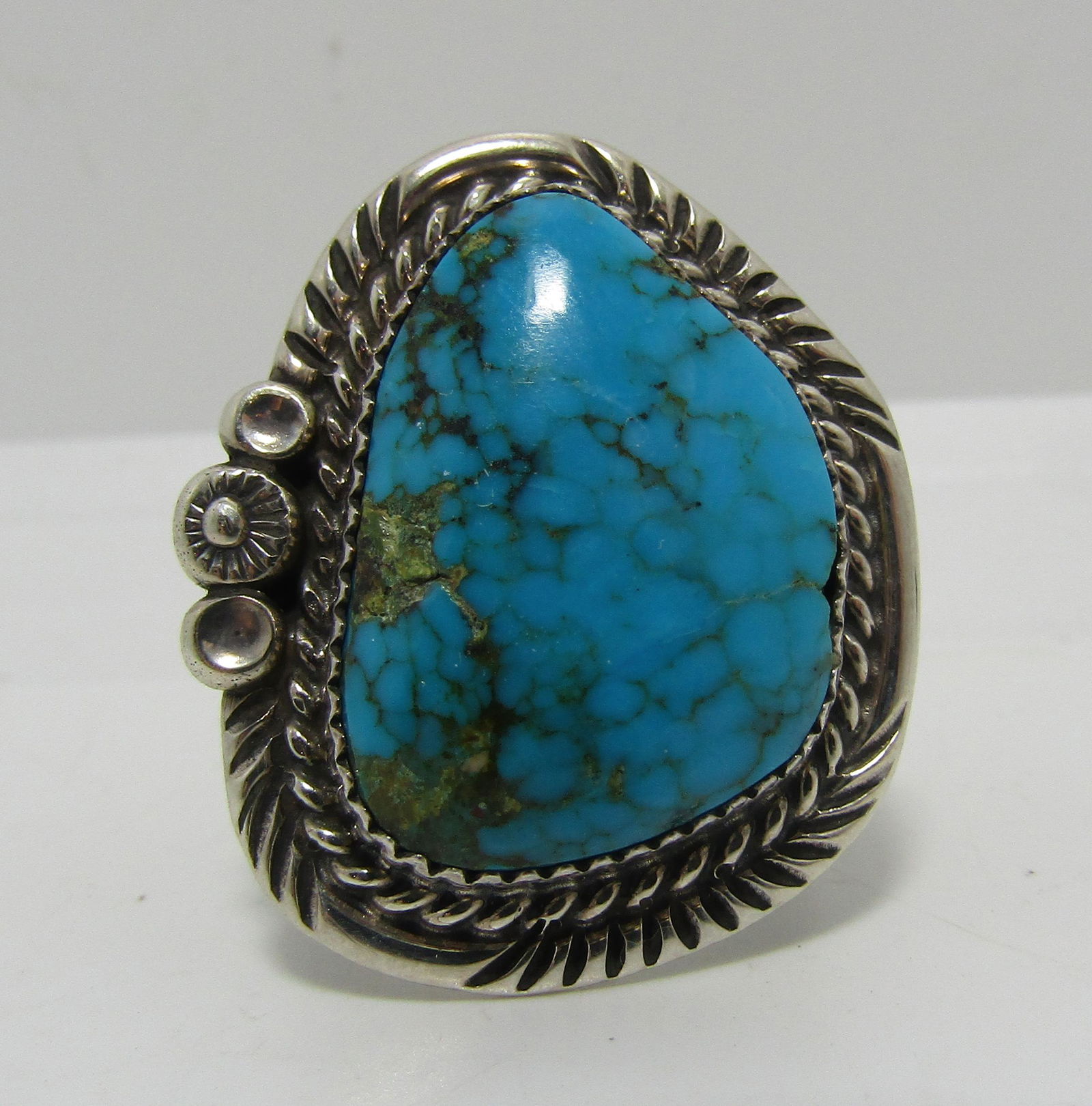 SZ11 ALVIN JOE LARGE TURQUOISE STERLING RING (1 of 3)