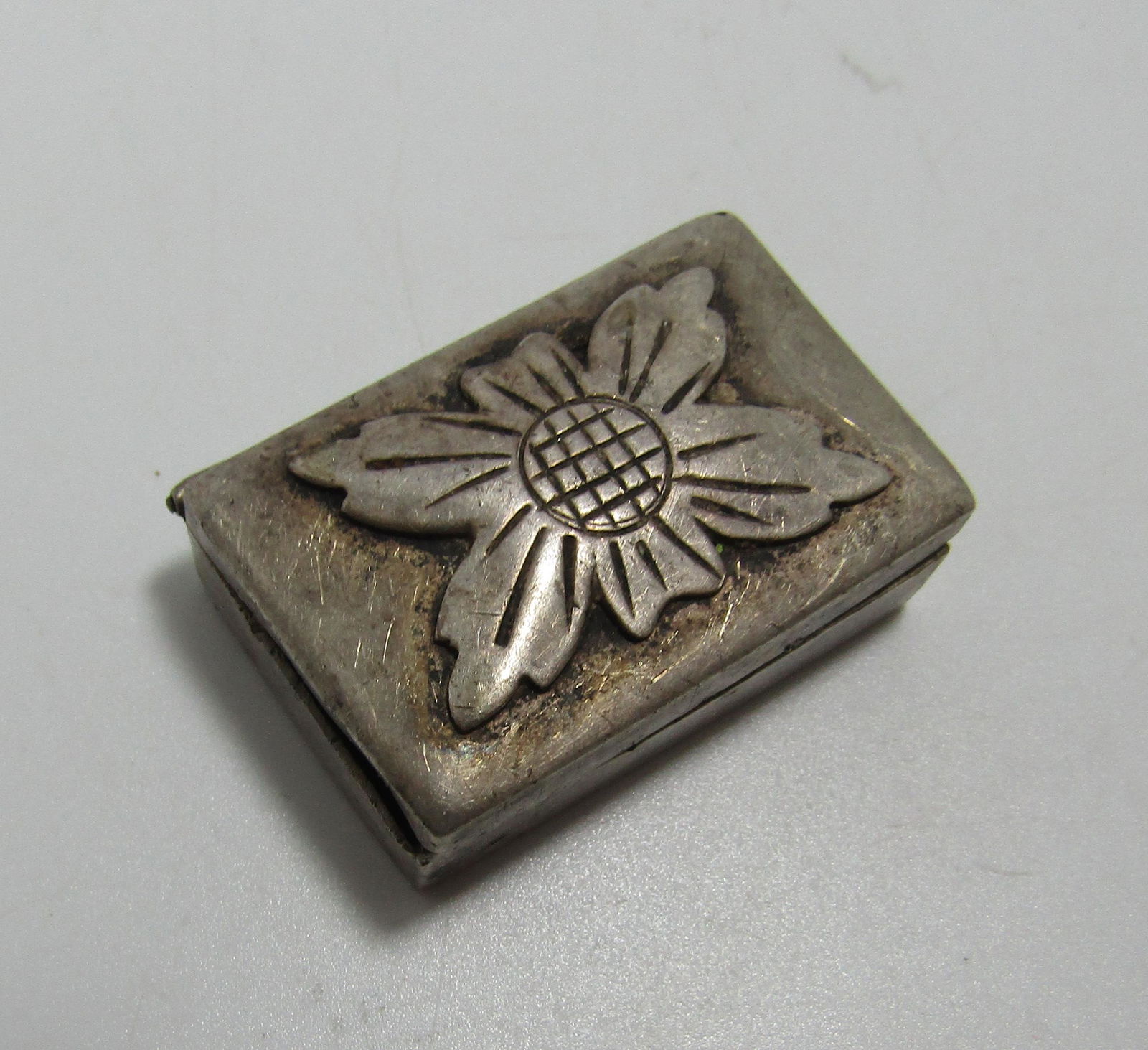 VINTAGE MEXICO STERLING SILVER FLOWER PILL BOX (1 of 5)