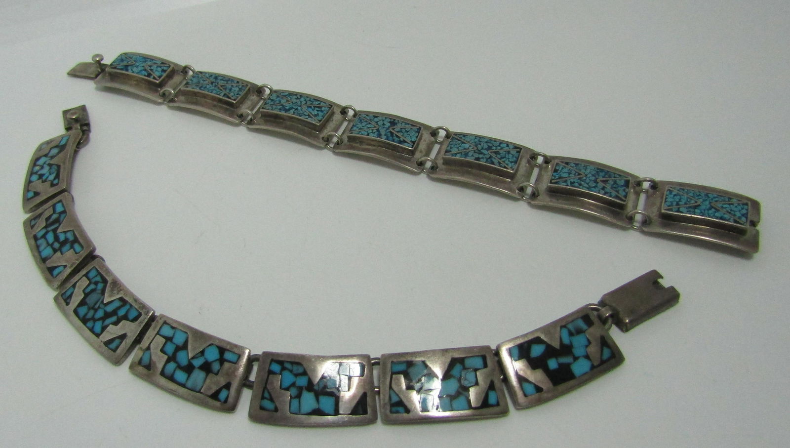 SIGNED TAXCO TWO TURQUOISE CHIP STERLING BRACELETS: SIGNED TC-123 (OR TG-123) AND TM-275 MEXICO 925. VINTAGE SOUTHWESTERN INLAID TURQUOISE LINK BRACELETS. TESTED STERLING SILVER. BOTTOM 7-3/4" TOP 7-1/4" LONG. BOTH 1/2" WIDE. WEIGHS 82.4 GRAMS TOTAL. U