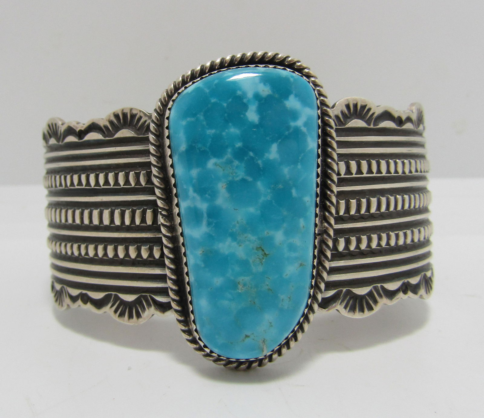 HAROLD JOE NAVAJO TURQUOISE STERLING CUFF 63G (1 of 5)