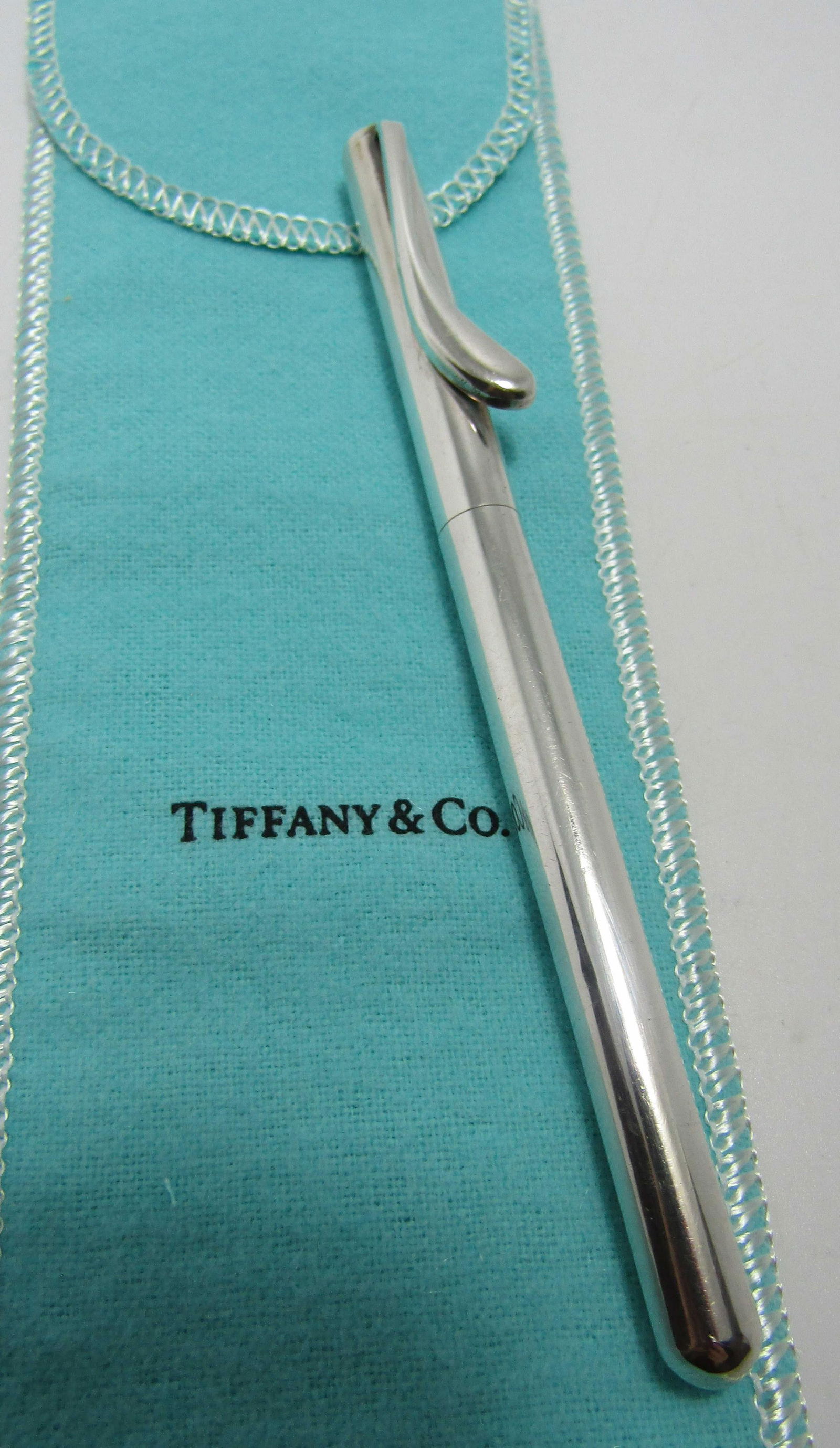 TIFFANY & CO ELSA PERETTI PEN STERLING SILVER: GENUINE SIGNED "TIFFANY & CO PERETTI STERLING". MEASURES 5 INCHES LONG. WEIGHS 23 GRAMS. BLUE INK. EXCELLENT CONDITION. WITH TIFFANY POUCH. USA SHIPPING $5.