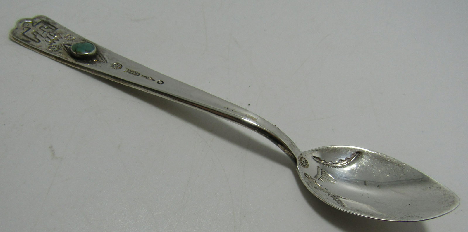 FRED HARVEY ERA BABY SPOON STERLING SILVER TURQUOI: HALLMARKED FOR BELL TRADING & "STERLING" TURQUOISE WITH THUNDERBIRD AND ARROW STAMPS. LOOKS LIKE IT WAS NEVER USED. NATIVE AMERICAN SOUTHWEST INDIAN NAVAJO / ZUNI. MEASURES 4.25 INCHES. WEIGHS 9.6 GRA