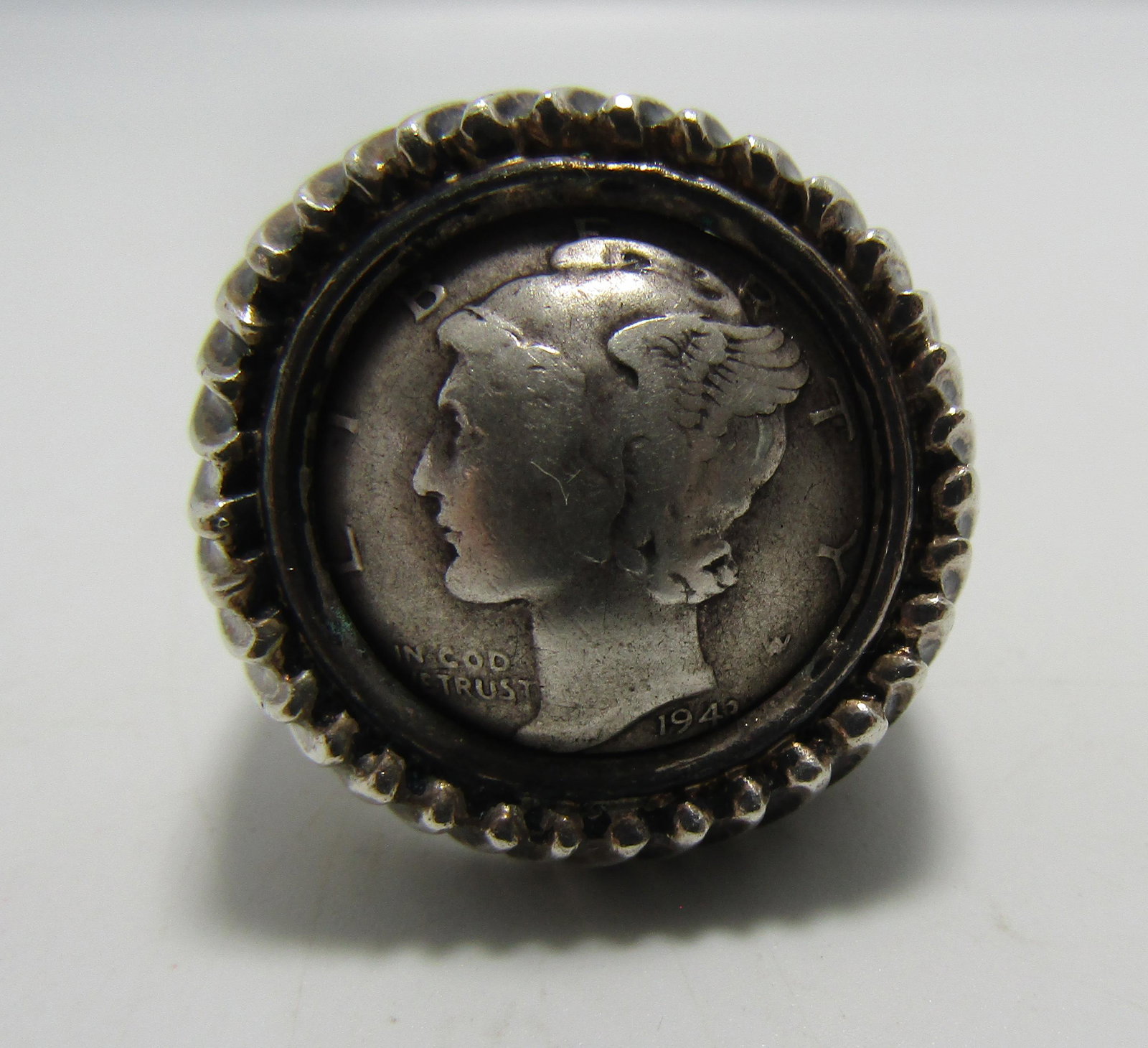 1943 US DIME RING STERLING SILVER: MARKED "STERLING". TOP MEASURES 23MM. WEIGHS 17.0GRAMS. SIZE 8. EXCELLENT USED CONDITION. USA SHIPPING $5.