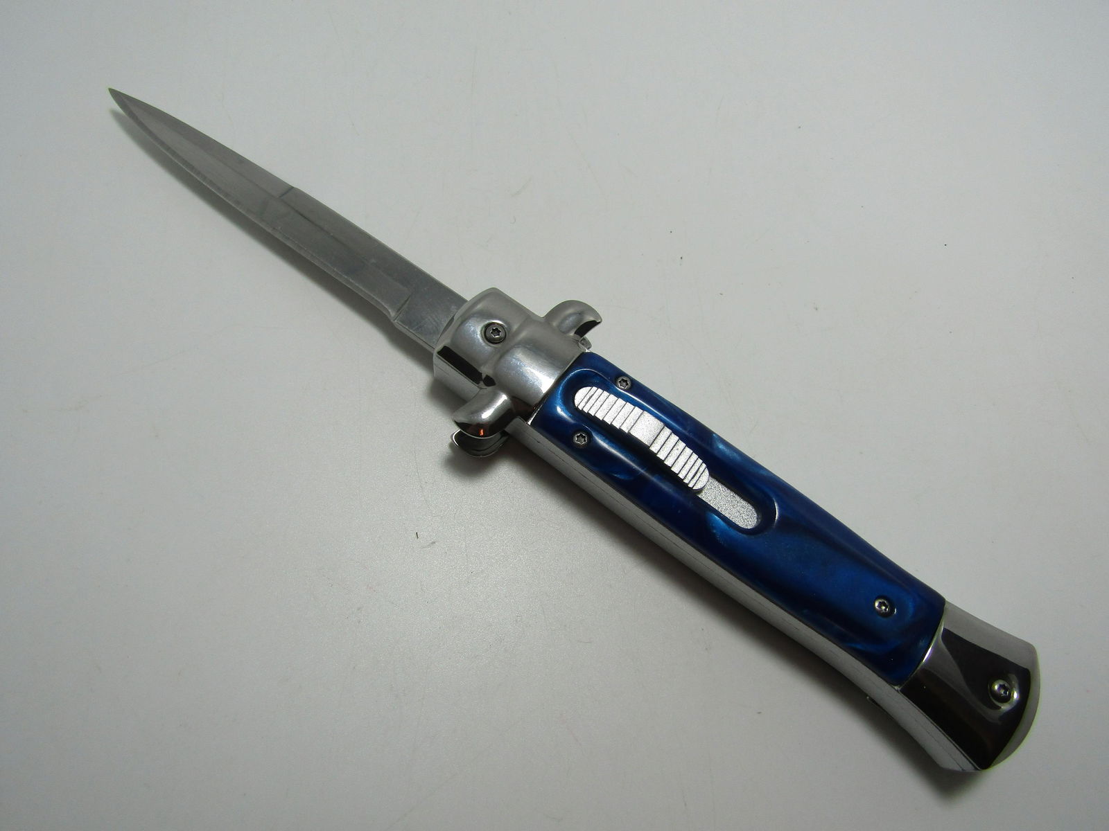 BLUE SWITCHBLADE OUT THE FRONT (1 of 2)