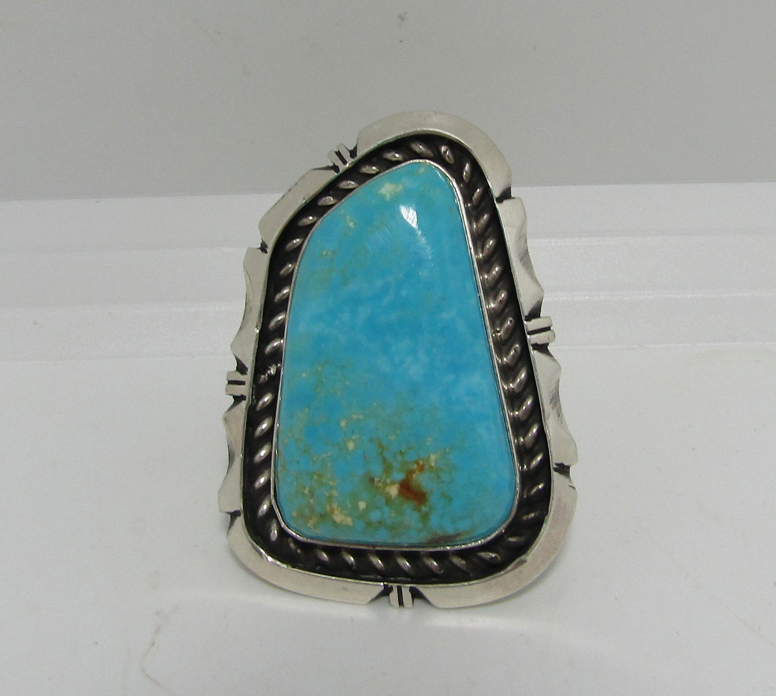 LARGE SIGNED 33 GRAM TURQUOISE STERLING RING (1 of 4)
