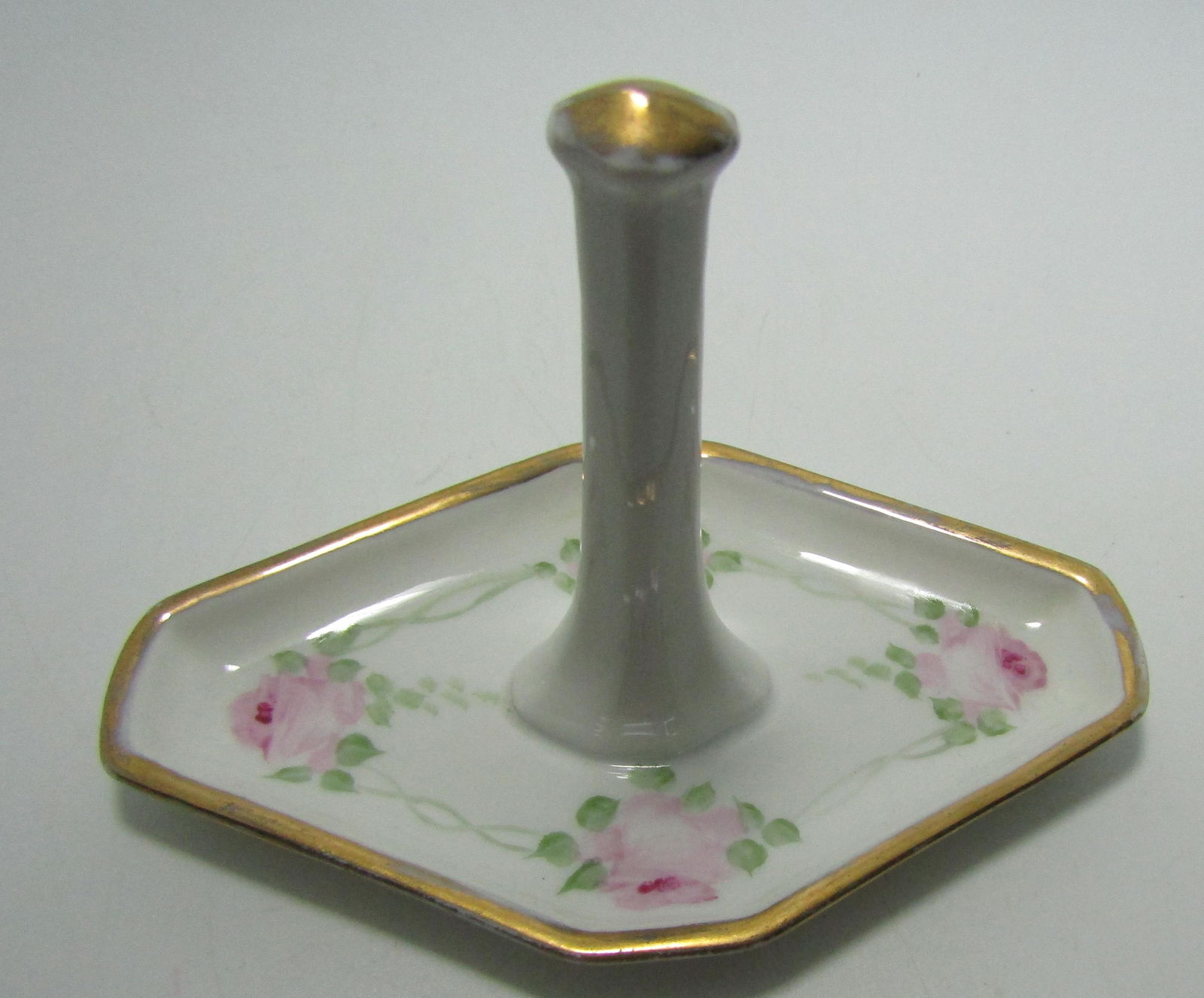 RING HOLDER TRINKET DISH MZ AUSTRIA HAND PAINTED: VANITY TABLE MUST HAVE SIGNED "MZ AUSTRIA MERRY XMAS 1915" IMPRESSED "1270". MORITZ ZDEKAUER. ANTIQUE VINTAGE ESTATE MEASURES 4 3/4" BY 3 1/4". NO CHIPS, NO BREAKS, NO DAMAGE, THERE IS NORMAL WEAR ON