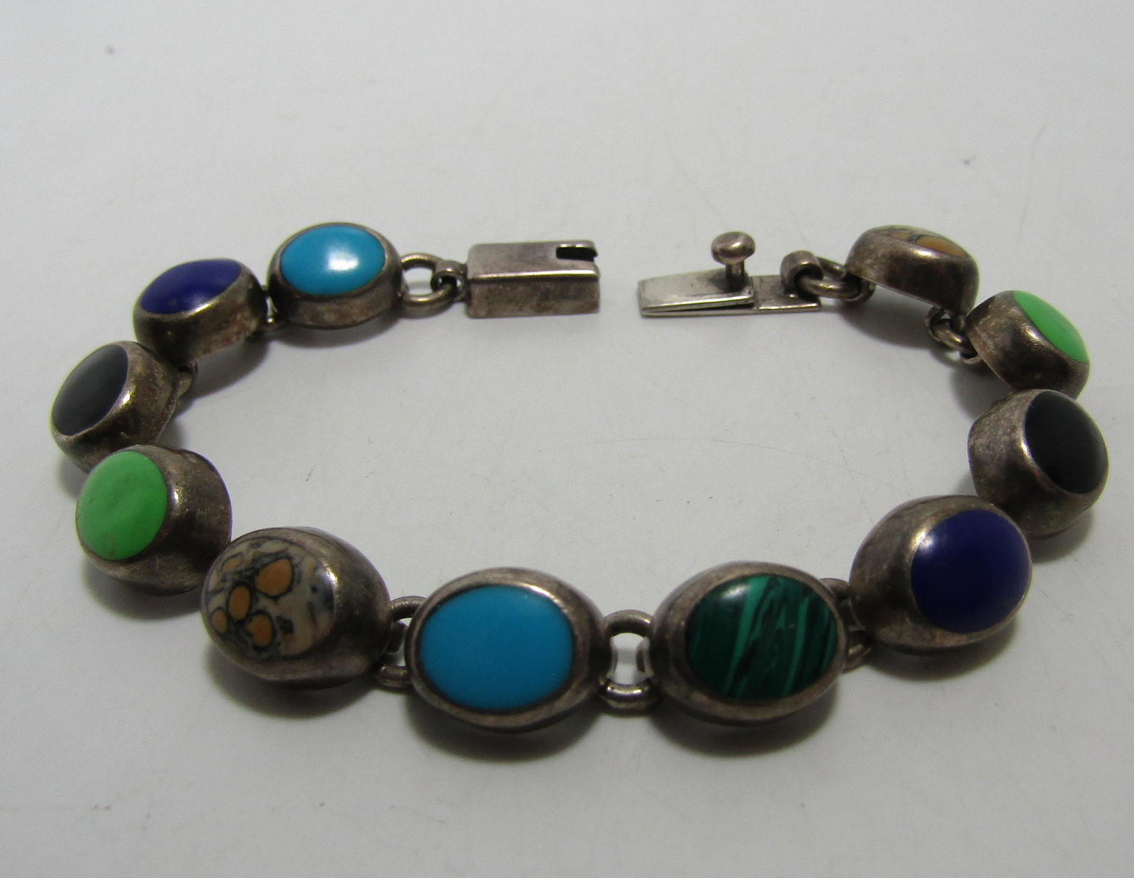 MULTICOLOR STONE STERLING 950 OVAL LINK BRACELET: VINTAGE PIECE MARKED "MEXICO 950". HAS AGATE LAPIS LAZULI TURQUOISE MALACHITE GASPEITE AND ONYX. ALL APPEAR TO BE BLOCK STONES. WEIGHS 30 GRAMS. LENGTH IS 6.5". WIDTH IS 9MM. USA SHIPPING $5.