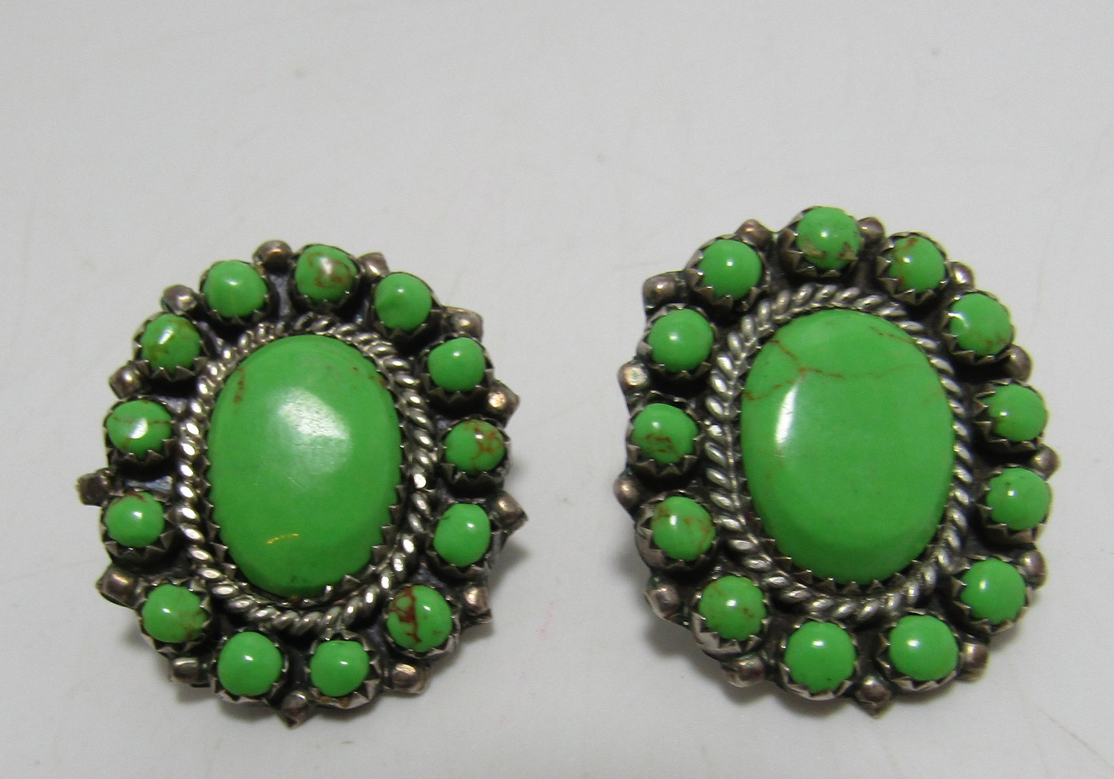 LIME GREEN GASPEITE STERLING CLUSTER POST EARRINGS: NATIVE AMERICAN EARRINGS. PIERCED POST BACKING. LIKELY BLOCK STONES. UNSIGNED UNMARKED. WEIGHS 10 GRAMS. MEASURES 1-1/8" X 1". USA SHIPPING $5