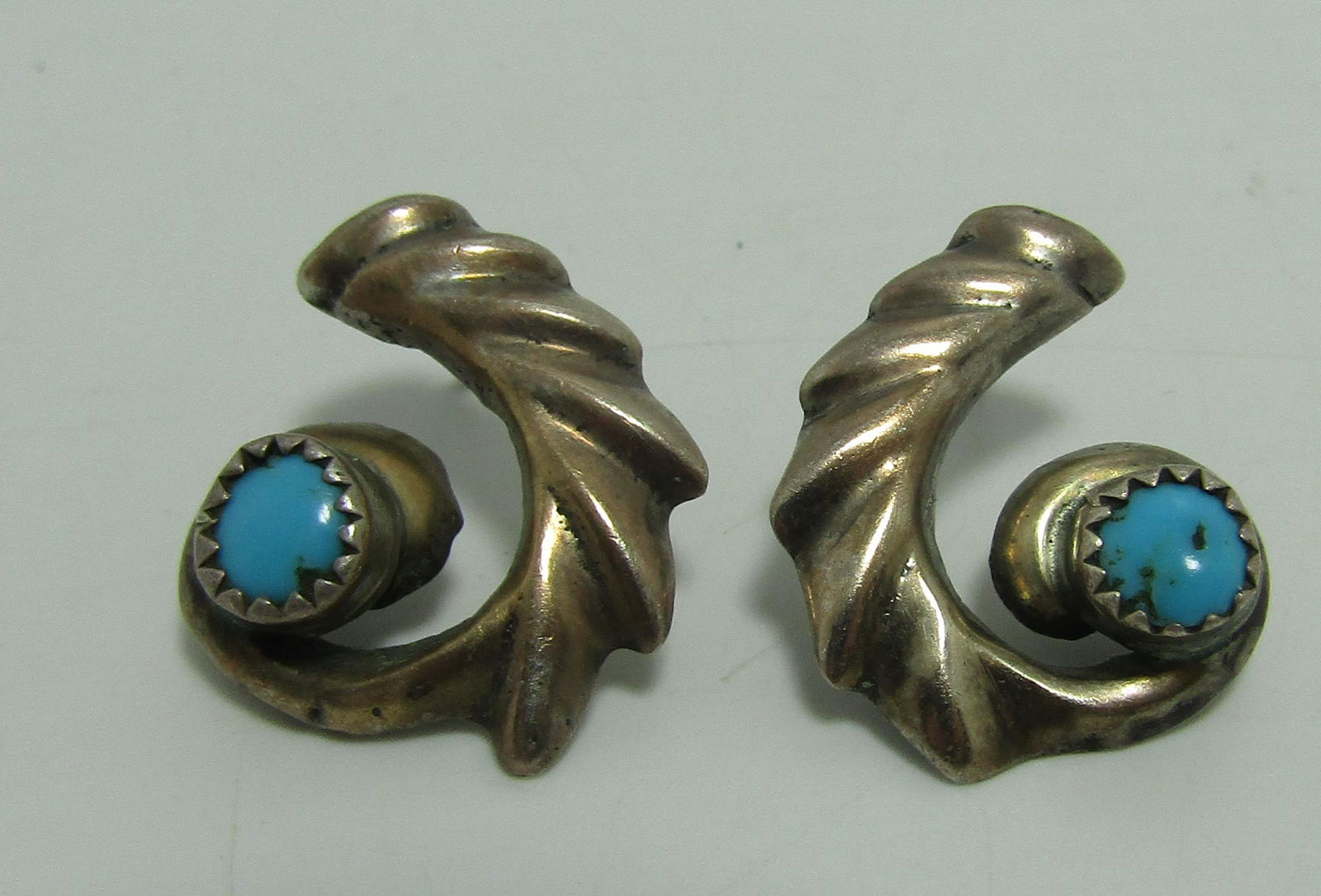 OLD PAWN STERLING TURQUOISE SPIRAL POST EARRINGS (1 of 2)