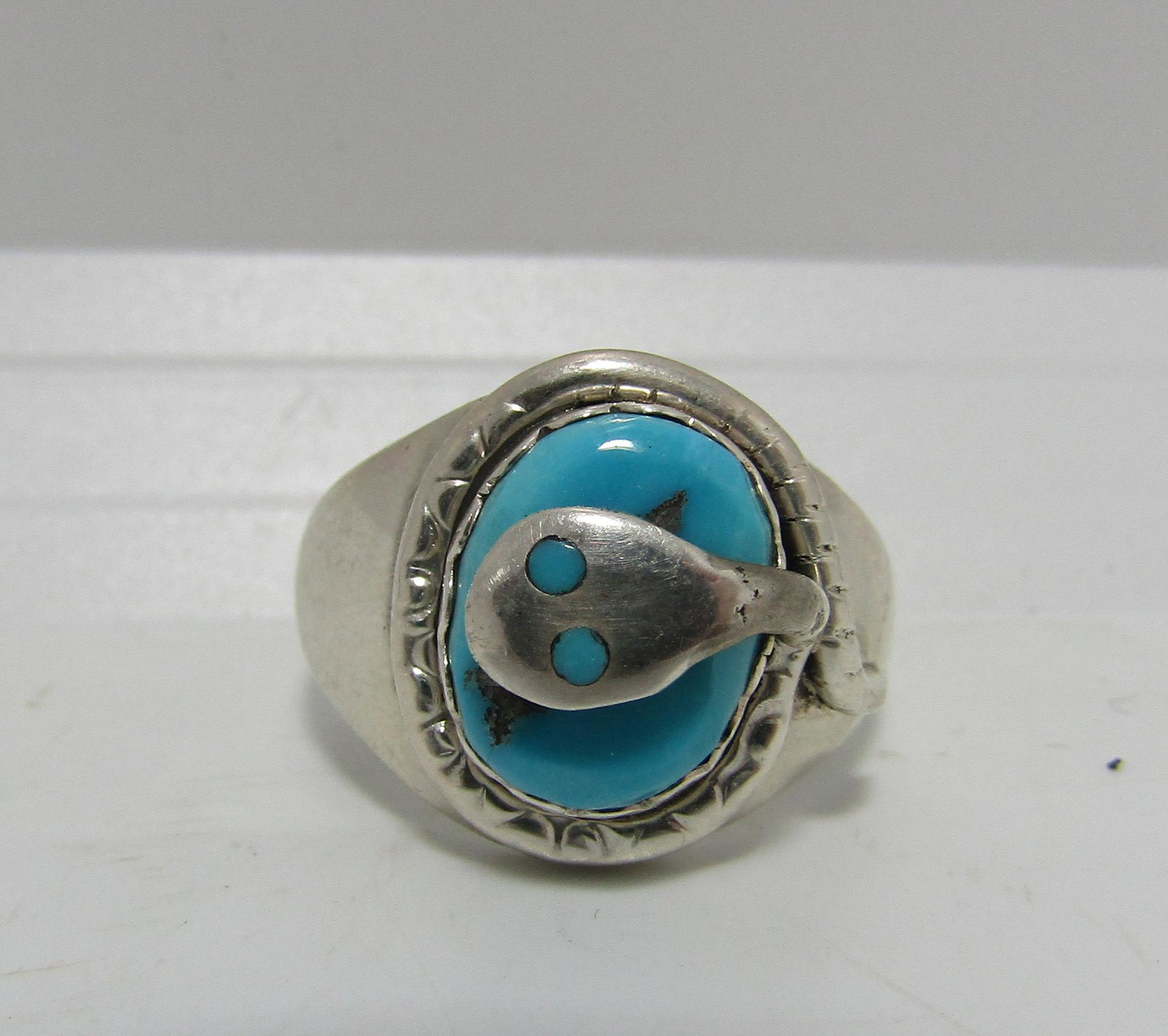 EFFIE CALAVAZA ZUNI SNAKE STERLING SIZE 10 RING (1 of 4)