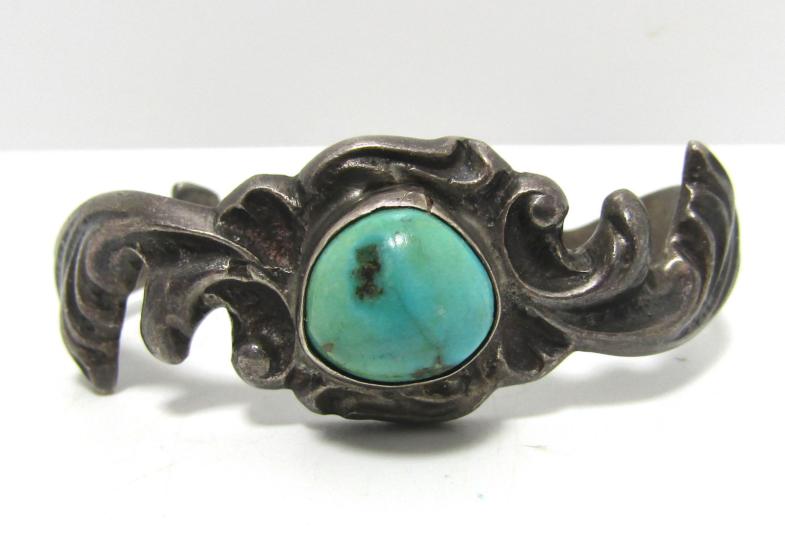 1970S CAST NATIVE AMERICAN STERLING CUFF BRACELET (1 of 4)