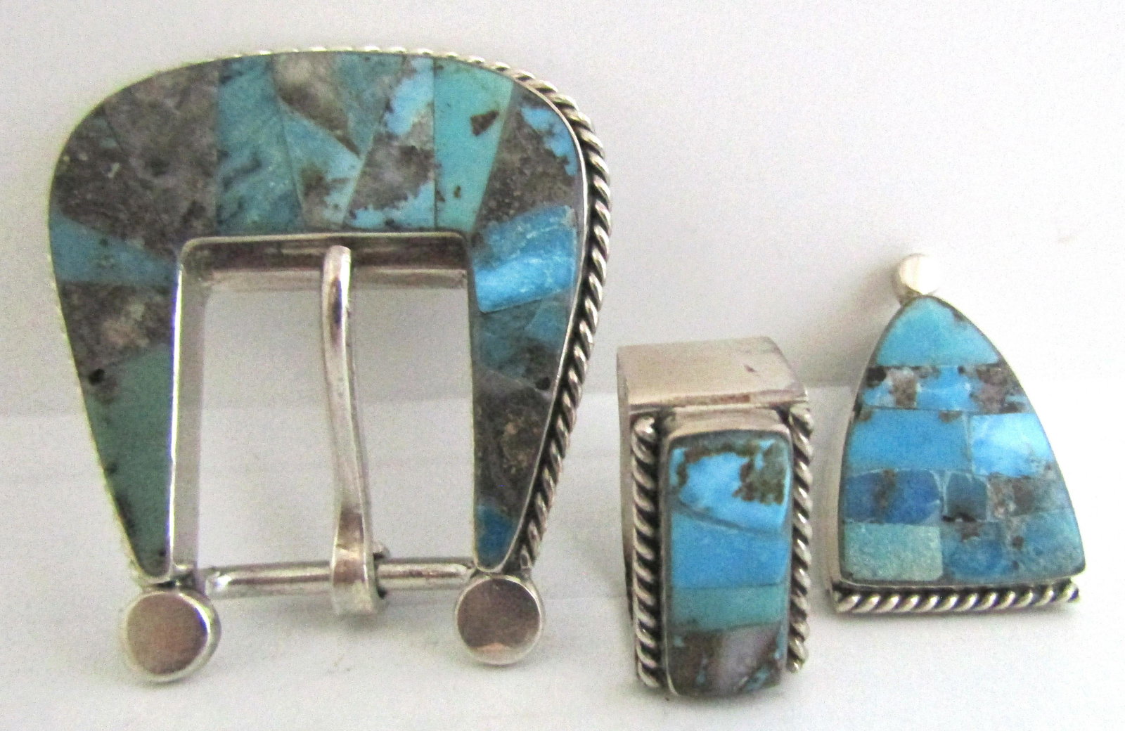 BRAD DAVIS INLAY TURQUOISE BELT BUCKLE STERLING: 3 PIECE BUCKLE SET. ARTIST SIGNED "BRAD DAVIS DESIGNS STERLING" SILVER NATIVE AMERICAN SOUTHWEST NAVAJO INDIAN JEWELRY. GEM TURQUOISE INLAID BUCKLE MEASURES 47MM BY 42MM. 3 PIECES WEIGH 35.8GRAMS. EXC