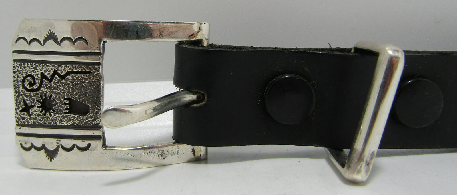 D BENALLY BELT BUCKLE STERLING SILVER: ARTIST SIGNED "D BENALLY STERLING" NATIVE AMERICAN SOUTHWEST NAVAJO INDIAN JEWELRY. MEASURES 40MM BY 30MM. 2 STERLING PIECES WEIGH 24.6 GRAMS. EXCELLENT CONDITION. USA SHIPPING $5.
