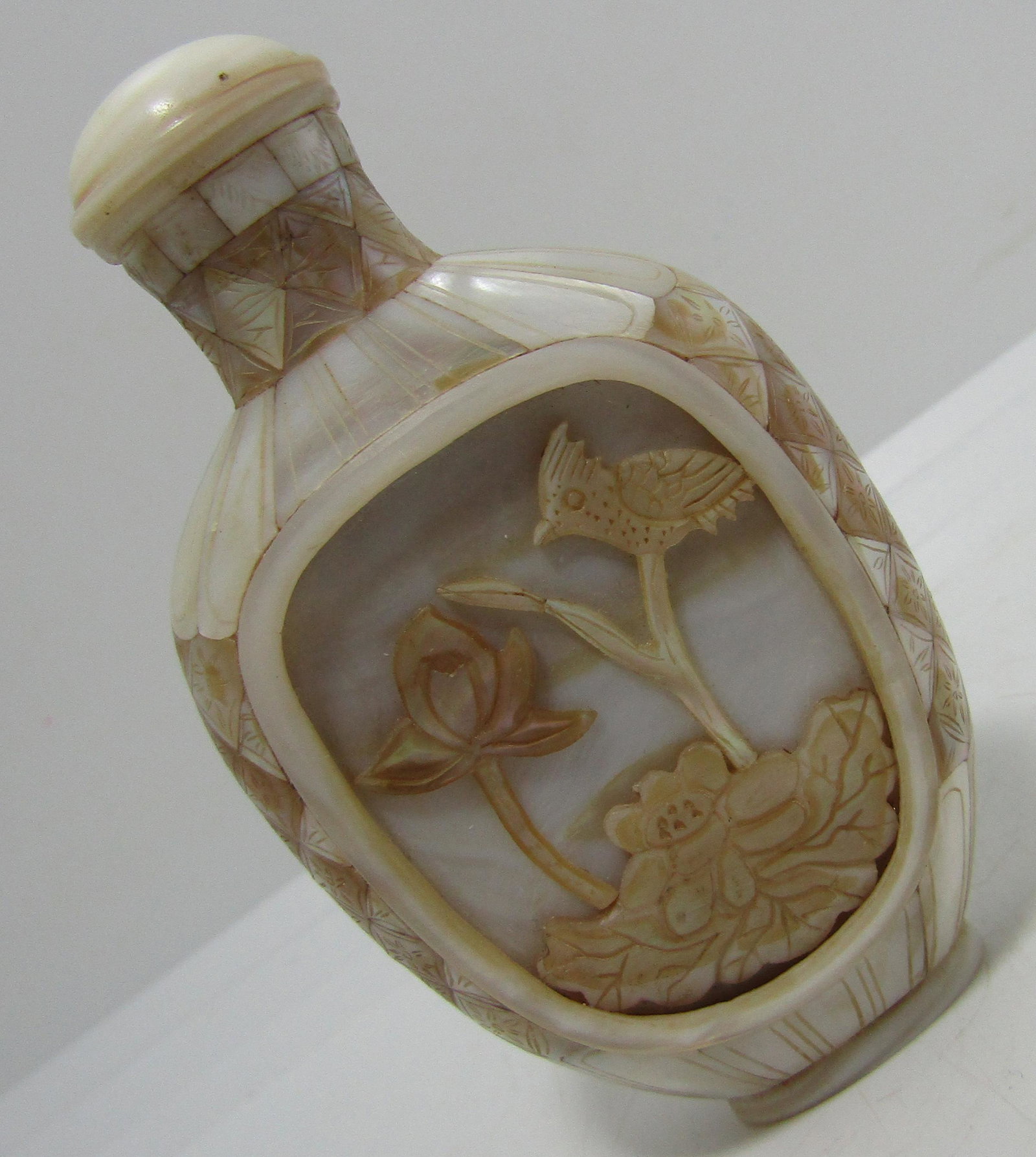 ETCHED & CARVED MOP SNUFF BOTTLE: VINTAGE ESTATE MOTHER OF PEARL SNUFF BOTTLE. MEASURES 76MM BY 44MM BY 20MM.; 3 INCHES BY 1.75" BY .75". WEIGHS 38.1 GRAMS. EXCELLENT CONDITION. USA SHIPPING $5.