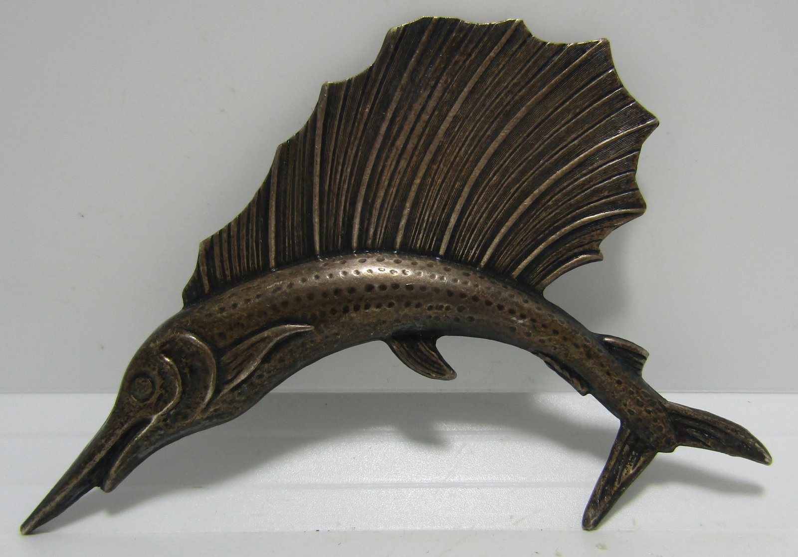 MARLIN / SAILFISH PIN STERLING SILVER BROOCH: MID CENTURY VINTAGE ESTATE MARLIN OR SAILFISH PIN. MEASURES 88MM WIDE BY 65MM TALL. MARKED "STERLING". WEIGHS 10.7 GRAMS. EXCELLENT USED CONDITION. USA SHIPPING $5.