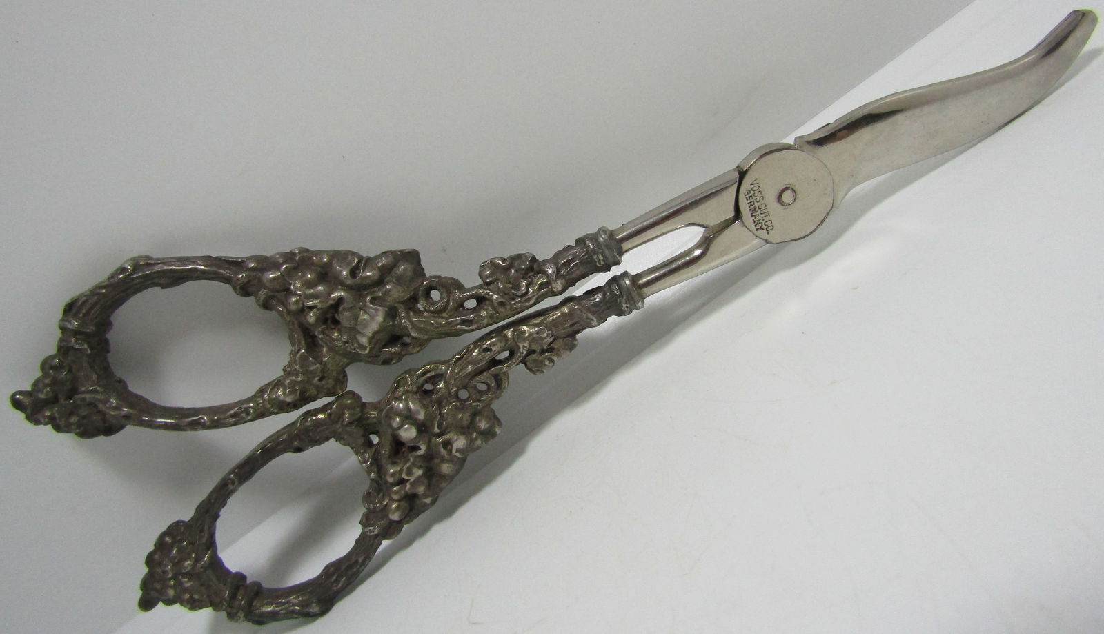 ANTIQUE HEAVY ORNATE STERLING SILVER GRAPE SHEARS (1 of 3)