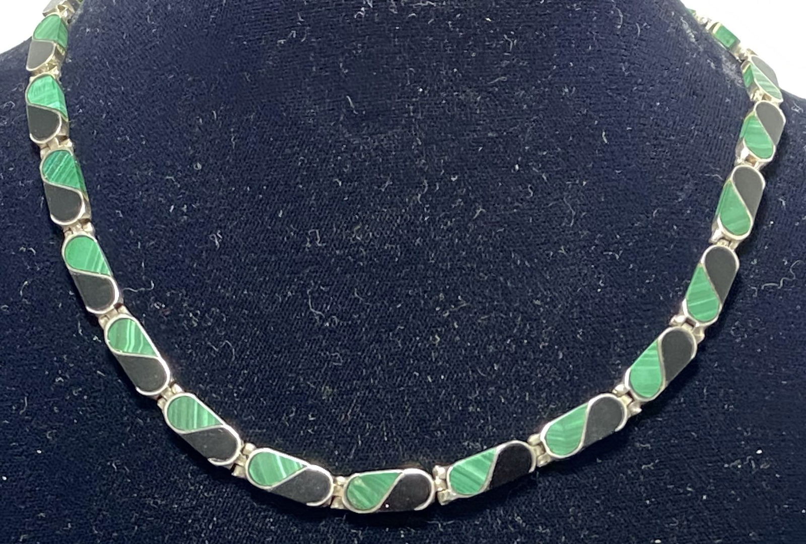 STERLING ONYX MALACHITE S-LINK 950 NECKLACE: LIKELY TAXCO MEXICO. MARKED "950" TESTED STERLING SILVER. WEIGHS 31.5 GRAMS. MEASURES 16.25" LONG AND 0.25" WIDE. CLASP AND SAFETY WORK WELL. S-LINK OR FIGURE 8 LINK. STONES ARE TEARDROP SHAPED. USA S