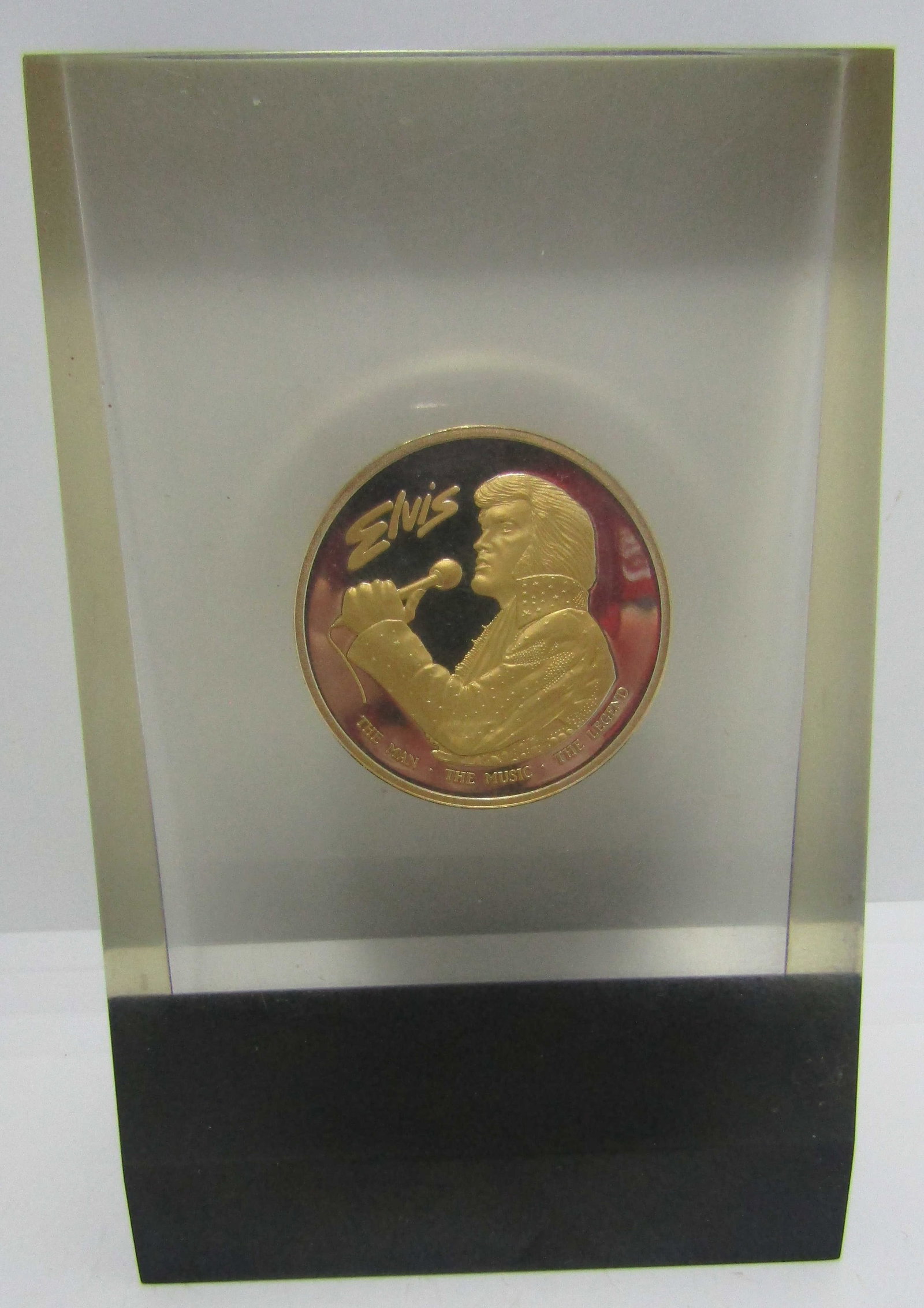 ELVIS .999 FINE SILVER COMMEMORATIVE GRACELAND 1OZ: 1 OUNCE .999 FINE SILVER ELVIS PRESLEY GRACELAND COIN SEALED IN PLASTIC. BOUGHT AT GRACELAND. USA SHIPPING $5.