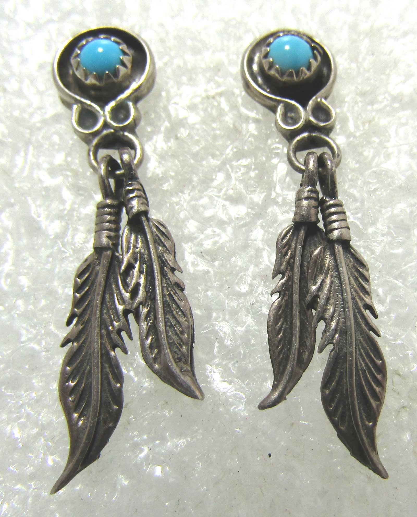 SNAKE EYE TURQUOISE EARRINGS STERLING SILVER: SAW TOOTH BEZEL MOUNTED SLEEPING BEAUTY TURQUOISE. VINTAGE ESTATE NATIVE AMERICAN SOUTHWEST NAVAJO / ZUNI INDIAN JEWELRY. MEASURE 37MM LONG, WEIGH 3.8 GRAMS. EXCELLENT USED CONDITION. USA SHIPPING $5.