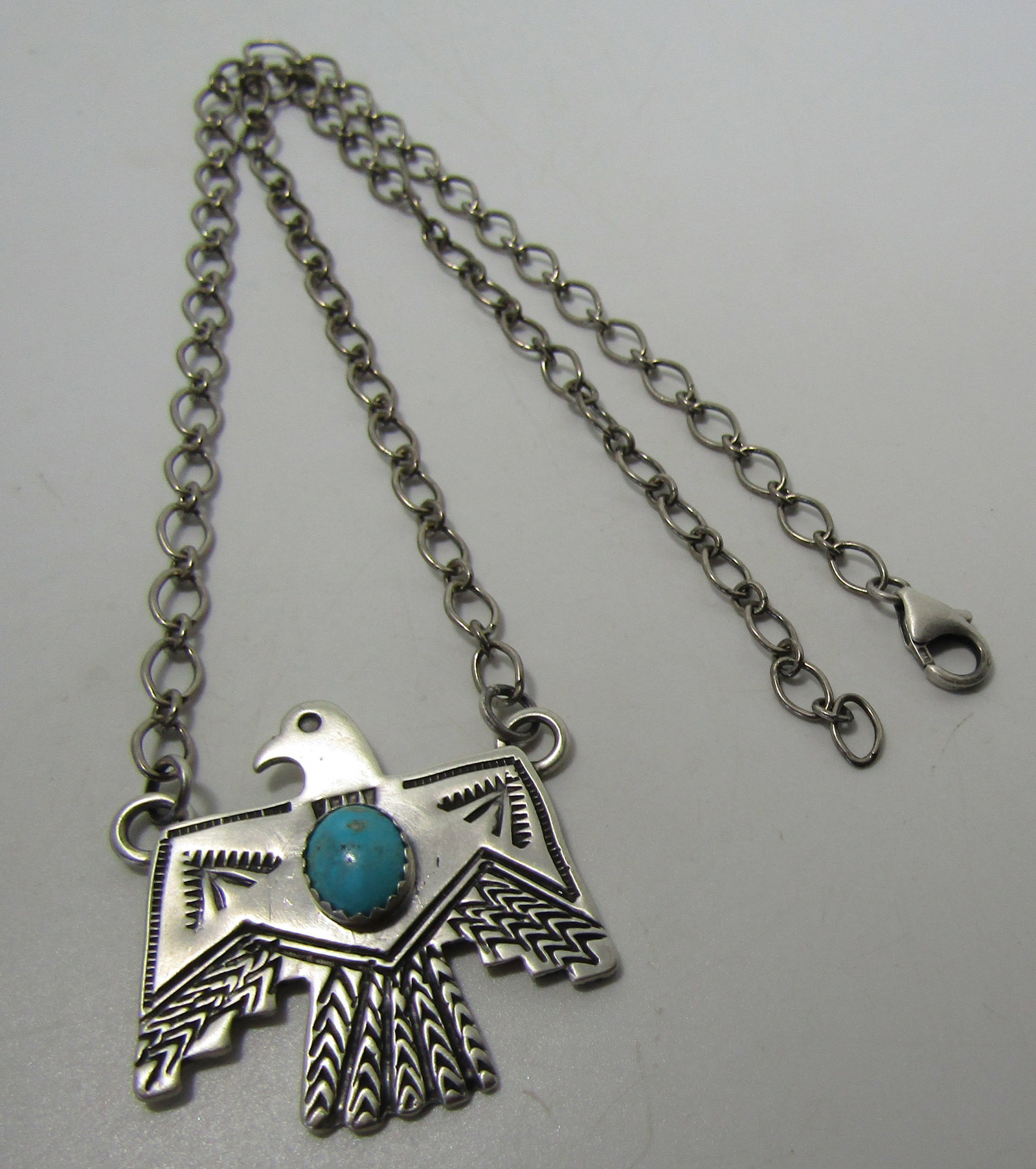 THOMPSON TURQUOISE NECKLACE STERLING SILVER: ARTIST SIGNED "EMER THOMPSON STERLING" SILVER. VINTAGE ESTATE NATIVE AMERICAN SOUTHWEST NAVAJO INDIAN JEWELRY. MEASURES 20 INCHES LONG PLUS A 1 3/8" DROP. WEIGHS 16.3GRAMS. EXCELLENT CONDITION. USA SH