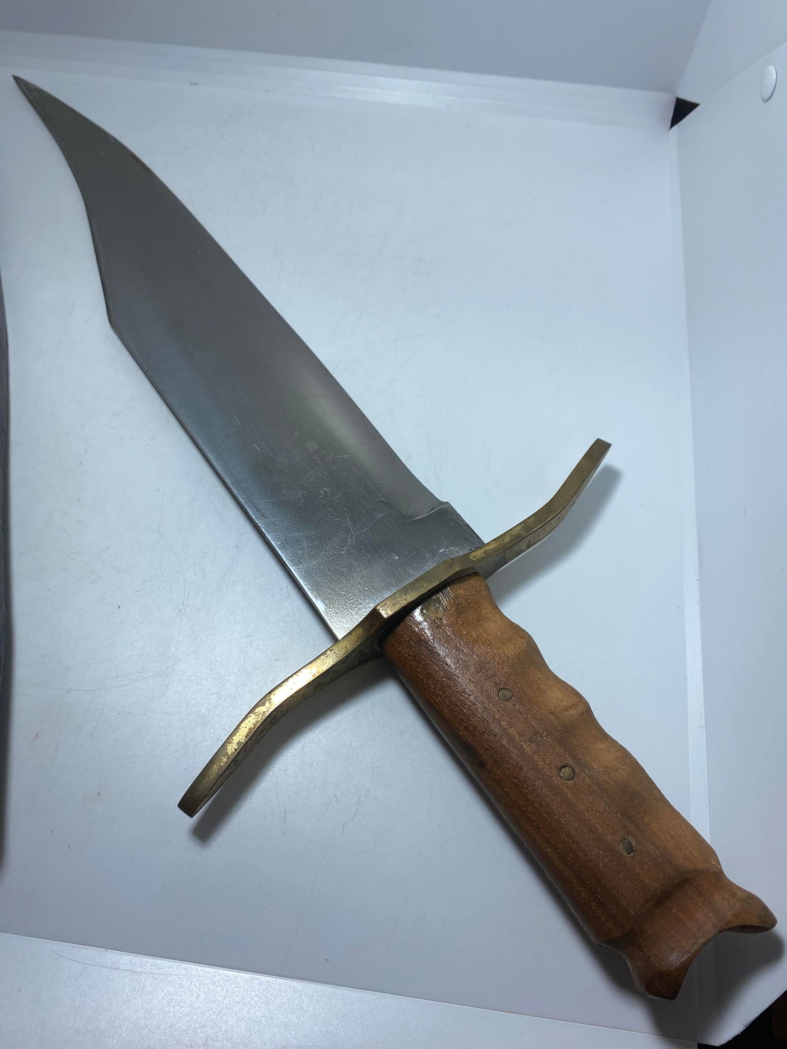 LARGE 20" HUNTING BOWIE KNIFE: 20" TOTAL LENGTH. 13.5" BLADE LENGTH AND 2.5" WIDTH AT HILT. HILT IS 8". INCLUDES STURDY LEATHER SHEATH. BLADE IS SHARP AND SHOWS LIGHT WEAR. WOOD HANDLE. USA SHIPPING $5.