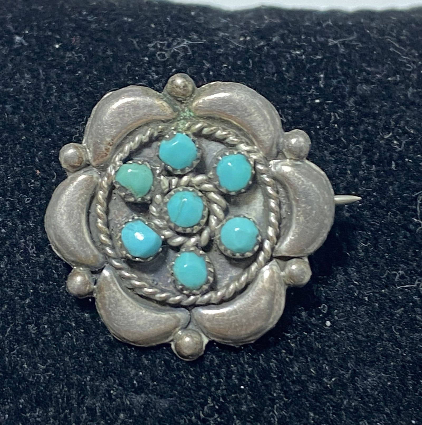 1" PETIT POINT TURQUOISE STERLING PIN BROOCH: VINTAGE OLD PAWN 1980S NATIVE AMERICAN ZUNI SNAKE EYE PIECE. TESTED STERLING SILVER. WEIGHS 4 GRAMS. DIAMETER 1". USA SHIPPING $5.