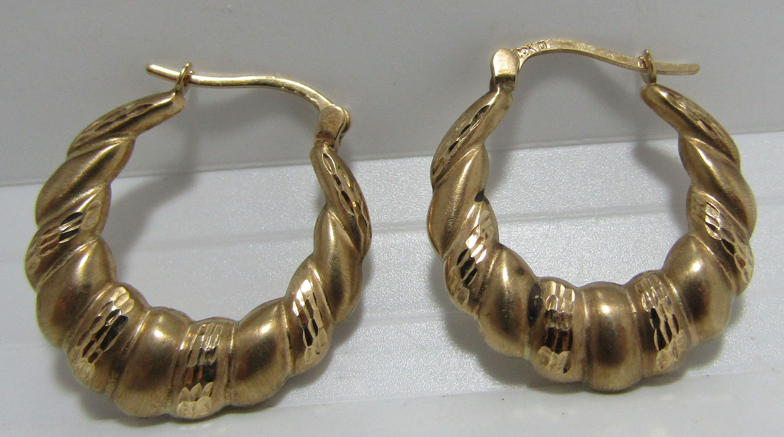 DIAMOND CUT SHRIMP HOOP EARRINGS 10K GOLD (1 of 2)