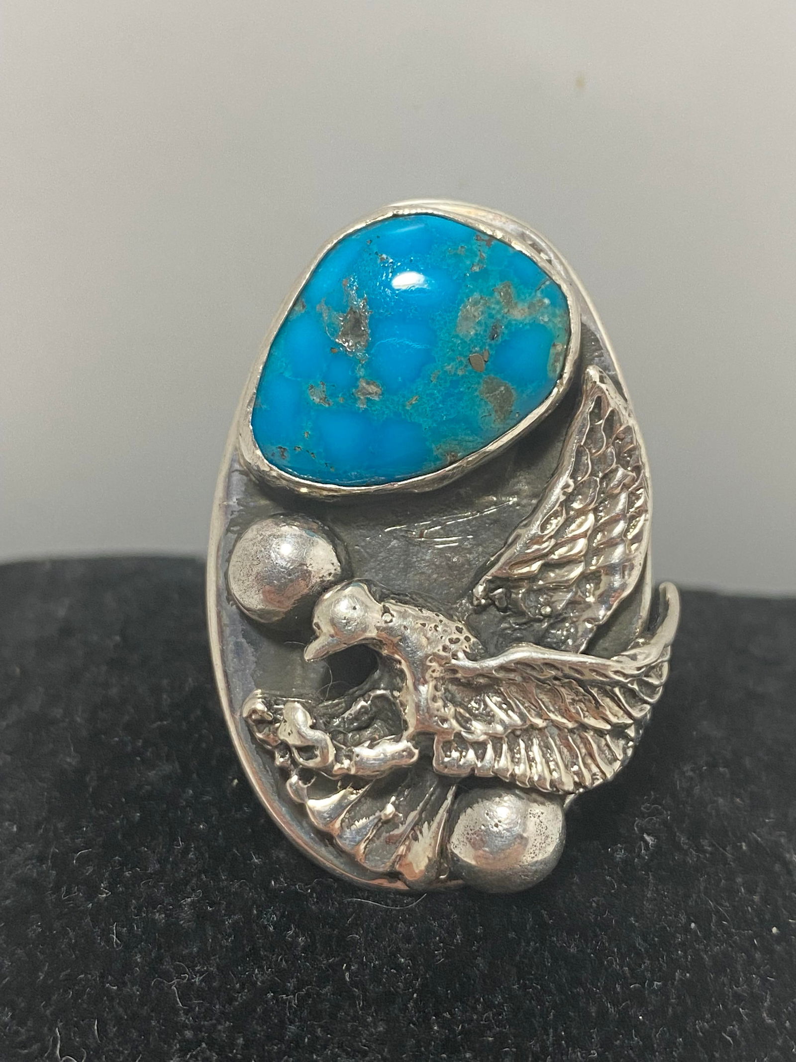 LARGE 38 GRAM STERLING EAGLE NAVAJO TURQUOISE RING (1 of 4)