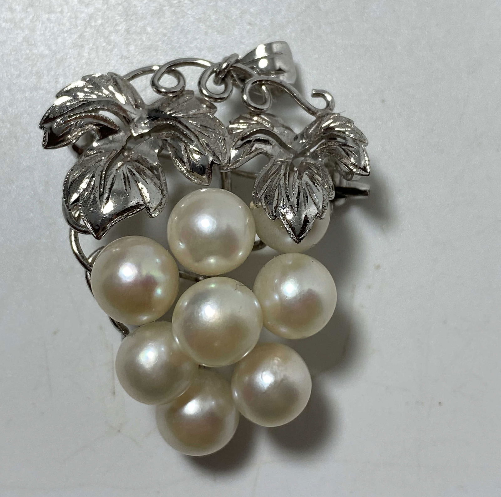 1.5" STERLING 7MM CULTURED PEARL GRAPE PIN BROOCH: MARKED "SILVER" TESTED STERLING SILVER. CLUSTER OF 8 WHITE CULTURED PEARLS. DESIGNED LIKE A BUNCH OF GRAPES WITH LEAVES. WEIGHS 9.5 GRAMS. MEASURES 1.5" X 1". USA SHIPPING $5.