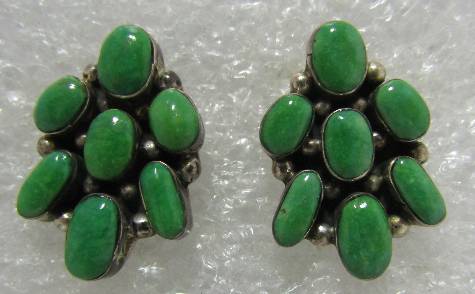 "LE" TURQUOISE CLUSTER EARRINGS STERLING SILVER: ARTIST SIGNED "LE STERLING" VINTAGE ESTATE NATIVE AMERICAN SOUTHWEST NAVAJO / ZUNI INDIAN JEWELRY. MEASURE 26MM BY 17MM. WEIGH 9.7 GRAMS. EXCELLENT USED CONDITION. USA SHIPPING $5.