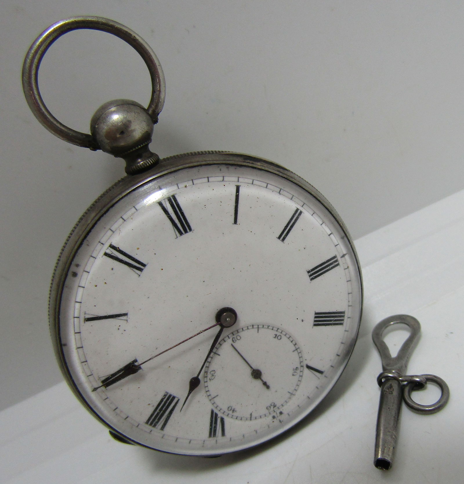 ANTIQUE SILVER POCKET WATCH KEY WIND & SET W KEY (1 of 8)