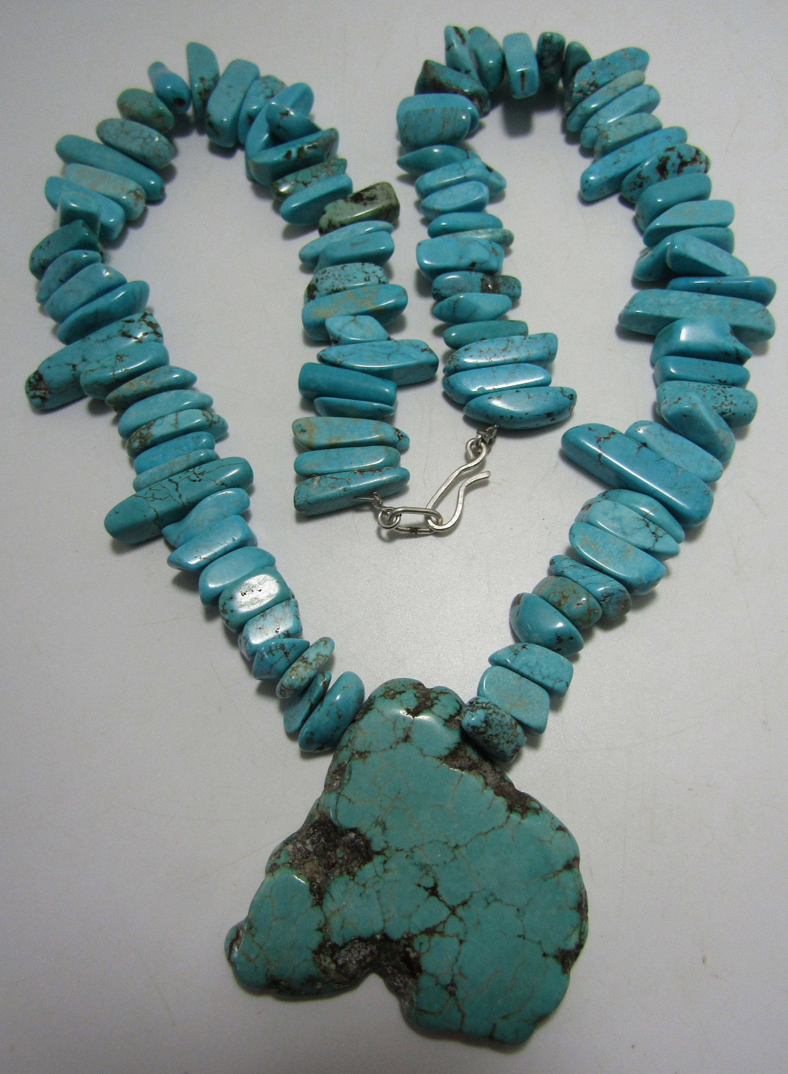 25" BLOCK TURQUOISE NUGGET NECKLACE STERLING SILVE: VINTAGE ESTATE NATIVE AMERICAN SOUTHWEST NAVAJO INDIAN JEWELRY. MEASURES 25 INCHES LONG PLUS 2" BY 2" DROP. WEIGHS 200.2 GRAMS. EXCELLENT CONDITION. USA SHIPPING $5.