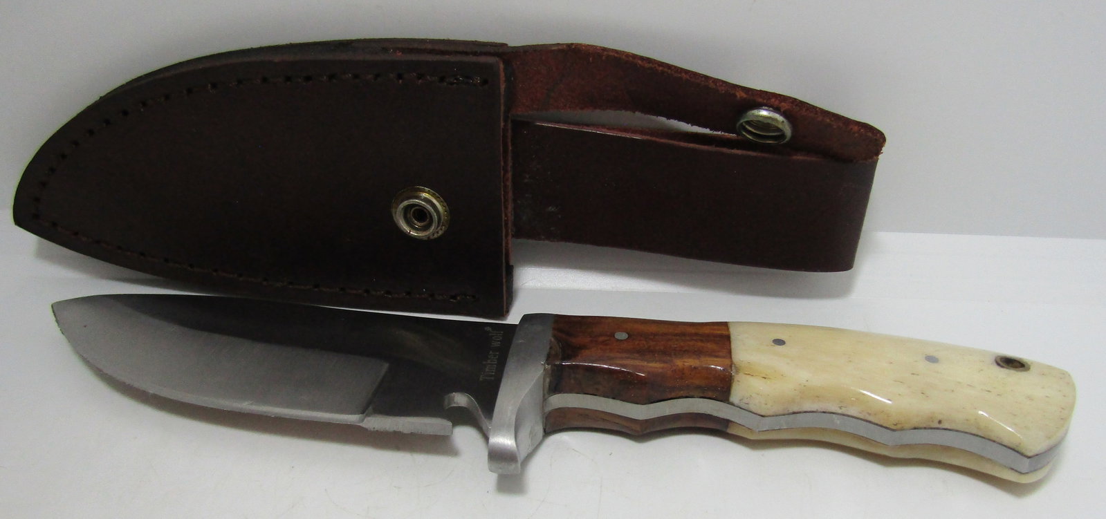 TIMBER WOLF SKINNING KNIFE W SHEATH: BONE AND WOOD GRIP SKINNER WITH 4 1/2 INCH BLADE. 9 " OVERALL. USA SHIPPING $5. NO INTERNATIONAL SHIPPING OUTSIDE THE USA.
