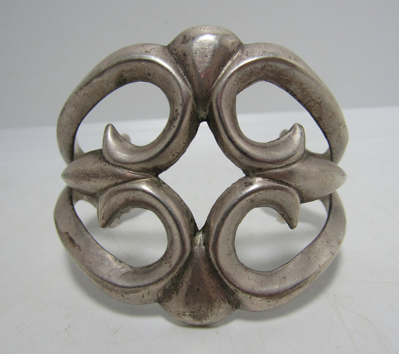 82 GRAM TUFA SAND CAST STERLING NAVAJO BRACELET (1 of 4)