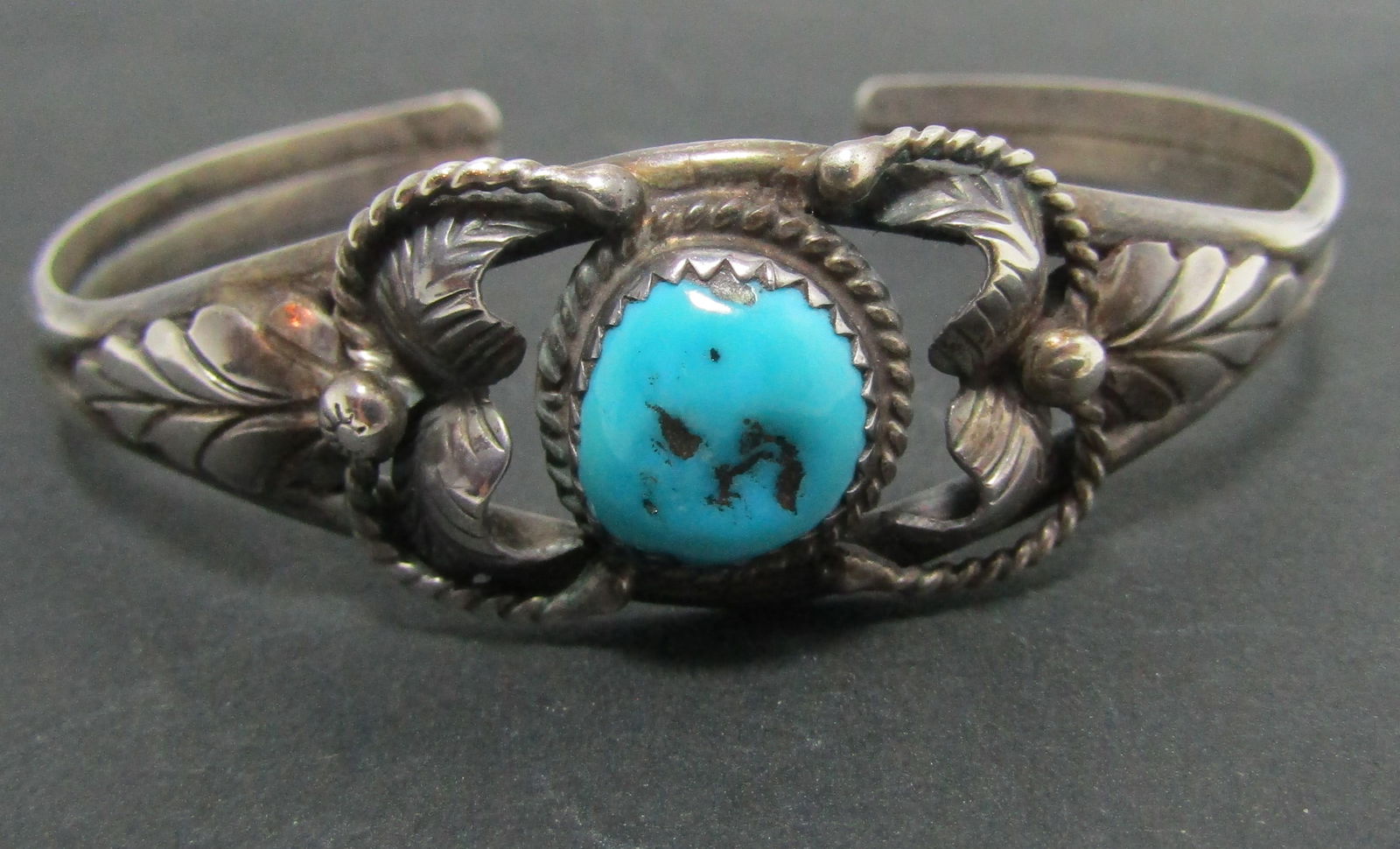 UNIQUE STERLING NAVAJO TURQUOISE LEAF BRACELET (1 of 3)