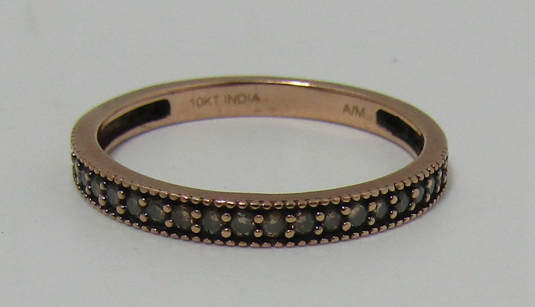10K ROSE GOLD 19 DIAMOND WEDDING BAND RING SIZE 7: GENUINE 10K GOLD VINTAGE ESTATE 19 DIAMOND BAND 3MM THICK. WEIGHS 1.6 GRAMS. SIZE 7. EXCELLENT USED CONDITION. USA SHIPPING $5. NO INTERNATIONAL SHIPPING OUTSIDE THE USA.