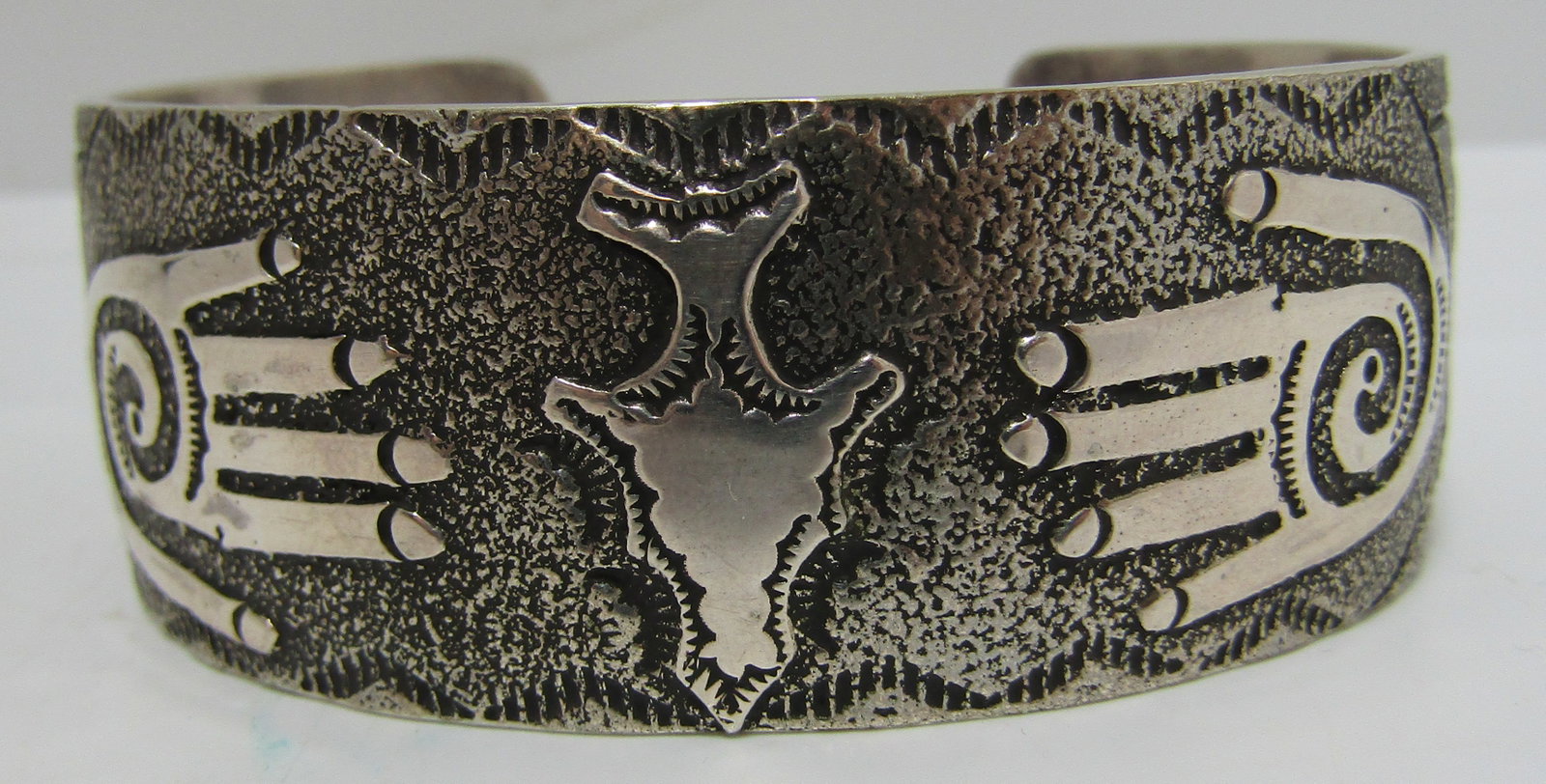 RAY BEGAY PETROGLYPH CUFF BRACELET STERLING SILVER: ARTIST HALLMARKED"RAY B STERLING" VINTAGE ESTATE NATIVE AMERICAN SOUTHWEST INDIAN NAVAJO JEWELRY. MEASURES 1 INCH WIDE. FITS A 7 INCH WRIST WITH A 28MM GAP. WEIGHS 46.5 GRAMS. EXCELLENT CONDITION. USA