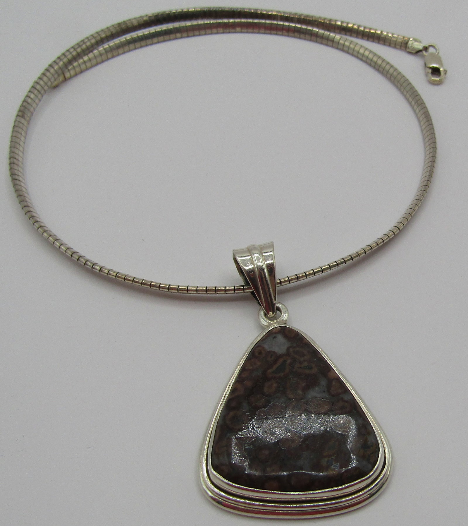 MOSS AGATE PENDANT NECKLACE STERLING SILVER 28GRAM: VINTAGE ESTATE TESTED STERLING SILVER MEASURES 16 INCHES PLUS A 2 INCH STONE DROP. WEIGHS 28.0 GRAMS. EXCELLENT USED CONDITION. USA SHIPPING $5. NO INTERNATIONAL SHIPPING.