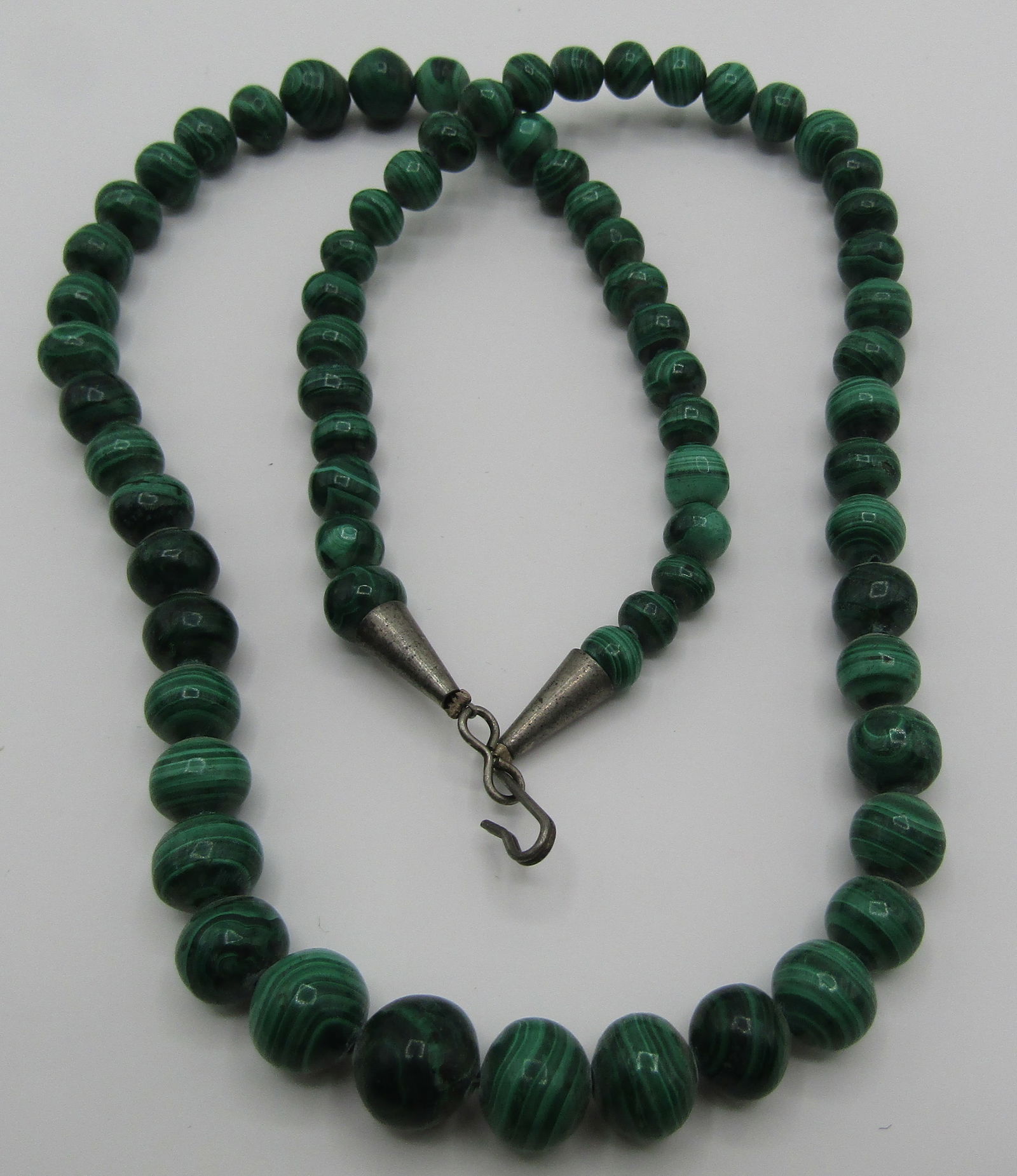 23" GENUINE 10MM MALACHITE BEAD NECKLACE STERLING: VINTAGE ESTATE STERLING SILVER NECKLACE WITH GRADUATED MALACHITE BEADS. MEASURES 23 INCHES LONG. WEIGHS 72.7GRAMS. EXCELLENT CONDITION. USA SHIPPING $5. NO INTERNATIONAL SHIPPING.
