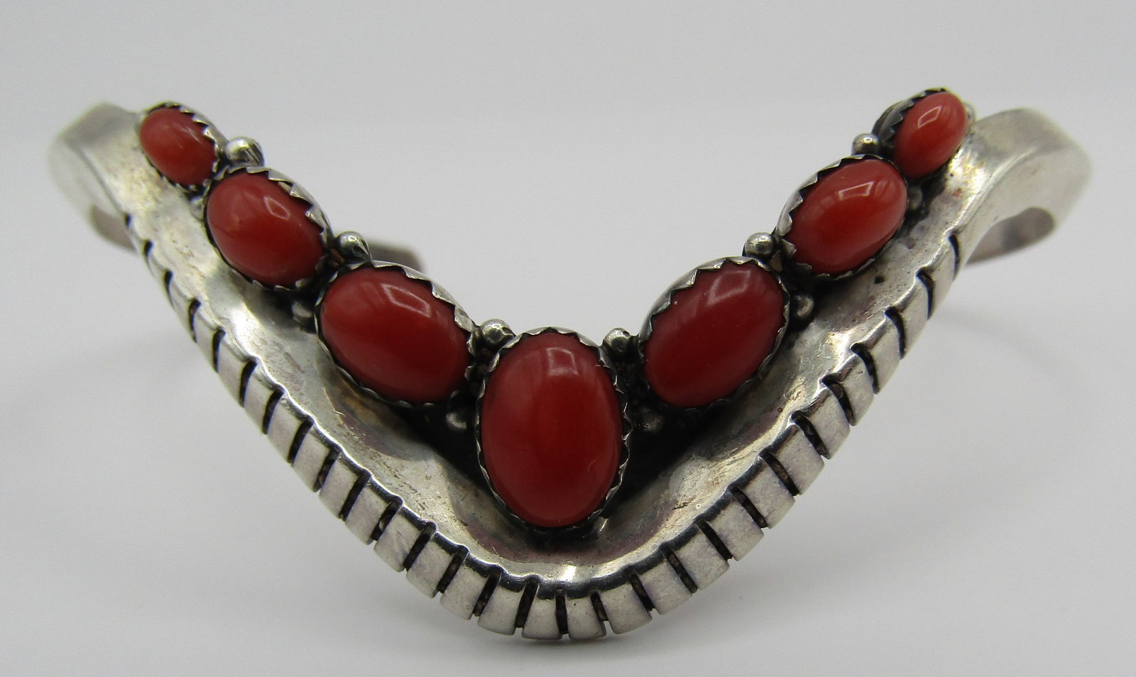 BEA TOM RED CORAL CUFF BRACELET STERLING SILVER: ARTIST SIGNED "BEA TOM STERLING". VINTAGE ESTATE NATIVE AMERICAN SOUTHWEST NAVAJO INDIAN JEWELRY. TOP MEASURES 1" BY 1 1/2 INCHES WIDE, FITS A 7 INCH WRIST WITH A 29MM GAP. WEIGHS 17.1 GRAMS. EXCELLEN